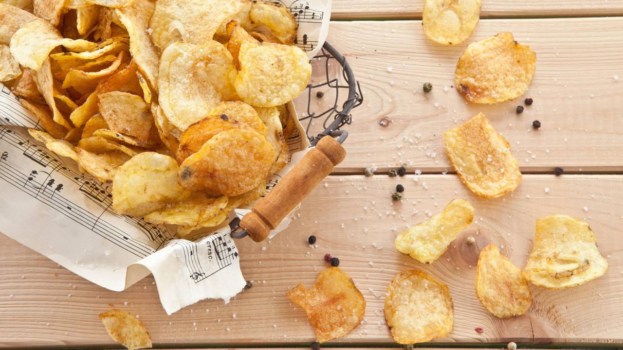 Kartoffelchips, wie auf dem Symbolfoto dargestellt, sind ein beliebter Snack.