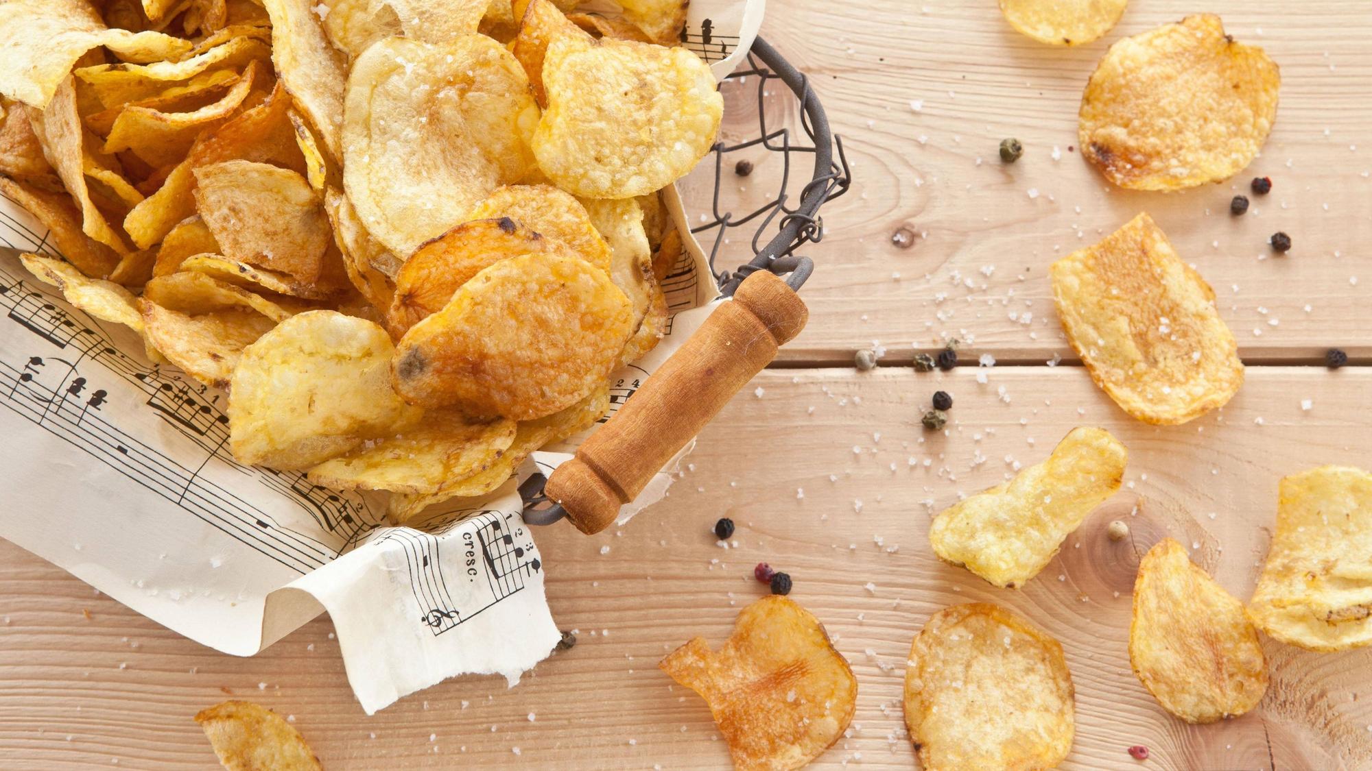 Kartoffelchips, wie auf dem Symbolfoto dargestellt, sind ein beliebter Snack.