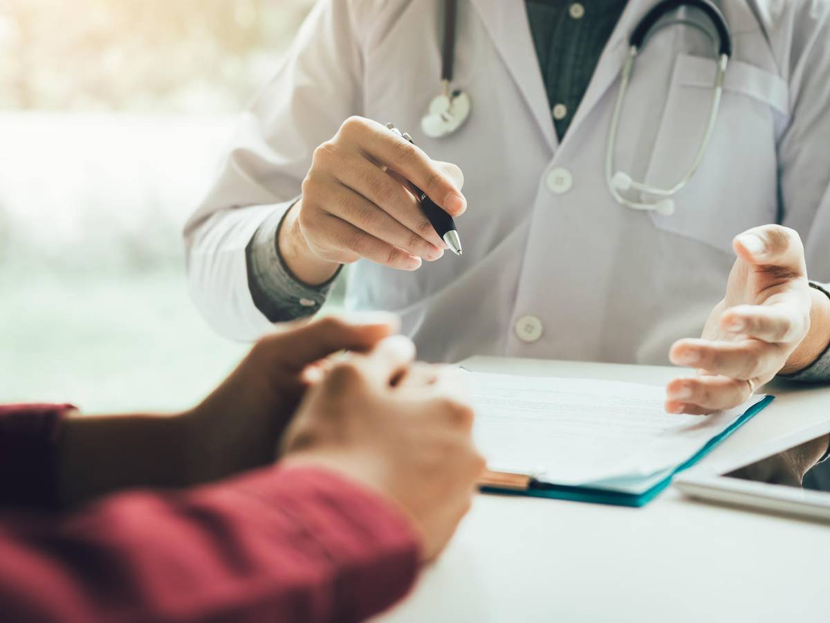 Ein Arzt im Gespräch mit einem Patienten.