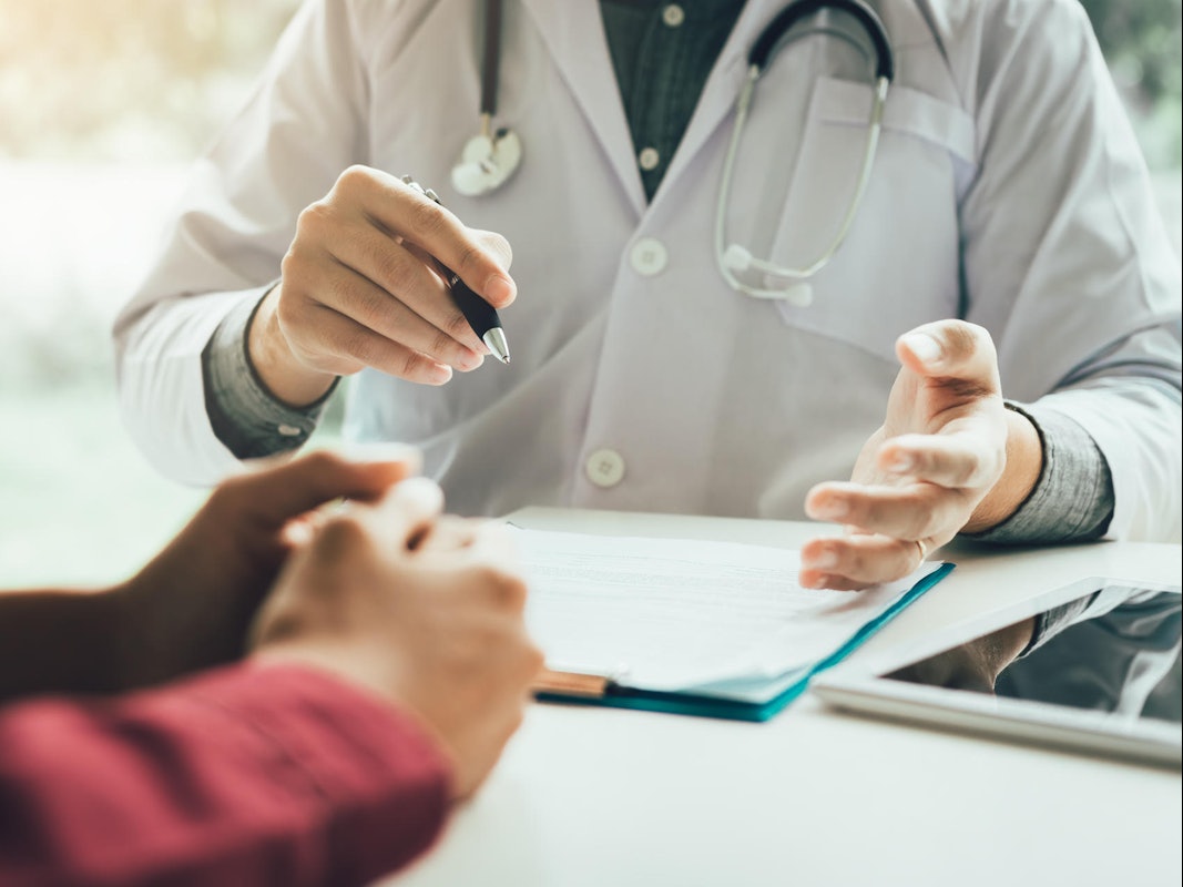 Ein Arzt im Gespräch mit einem Patienten.