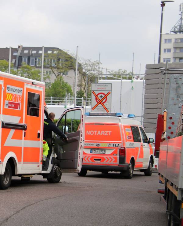 Ein RTW und ein Notarztwagen stehen in Rheinnähe.