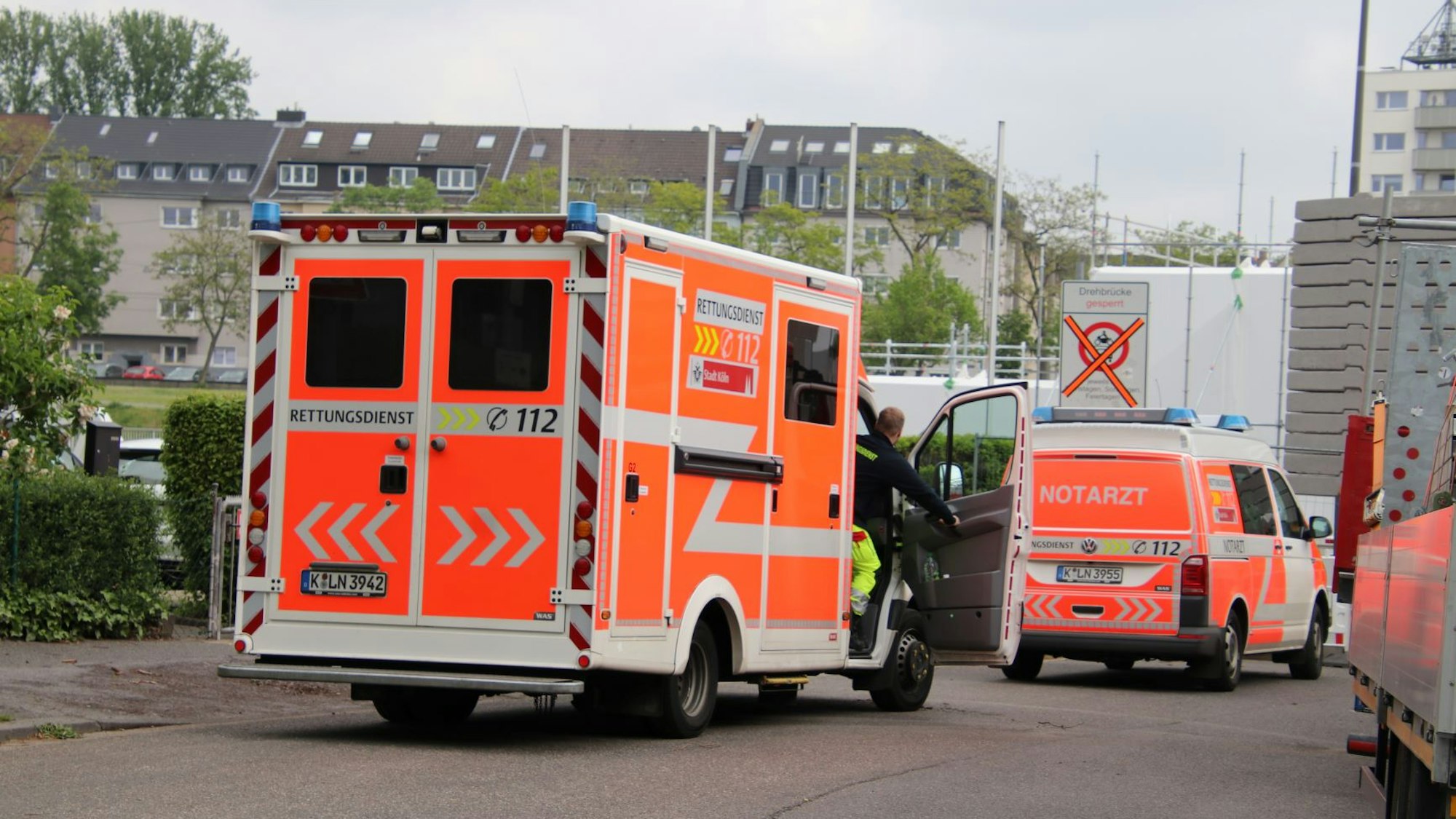 Ein RTW und ein Notarztwagen stehen in Rheinnähe.