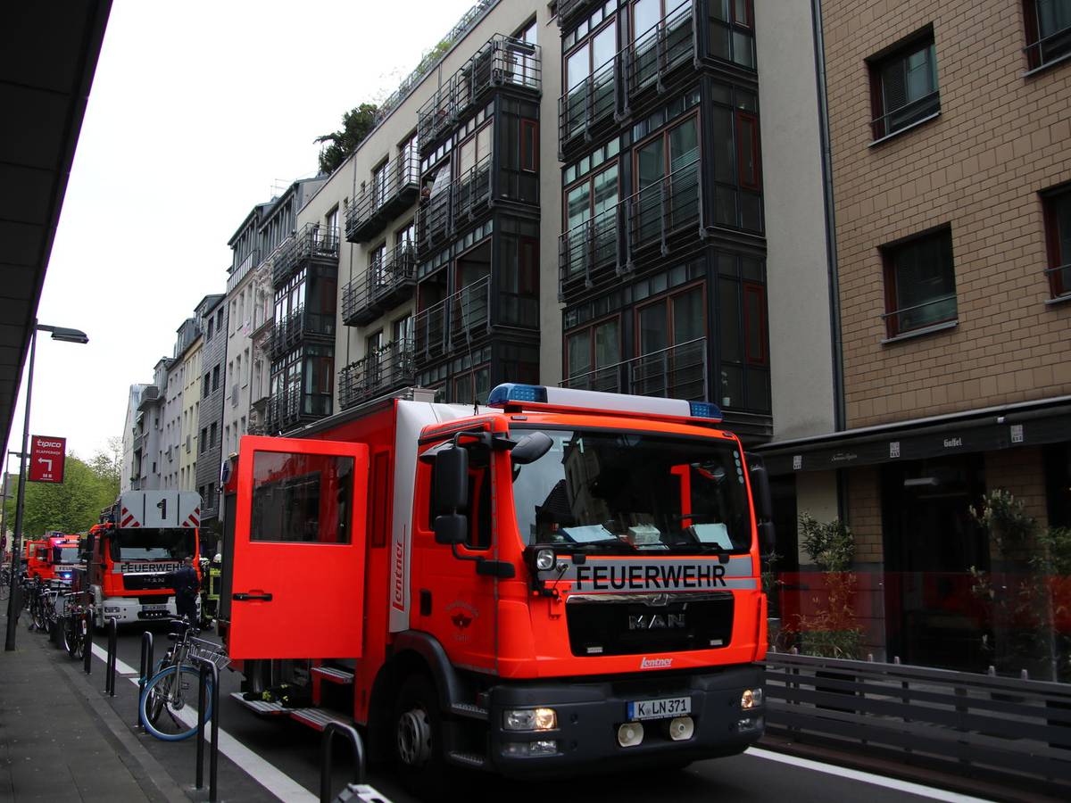 Mehrere Feuerwehrfahrzeuge stehen in einer Straße.