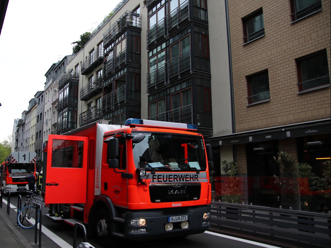 Mehrere Feuerwehrfahrzeuge stehen in einer Straße.