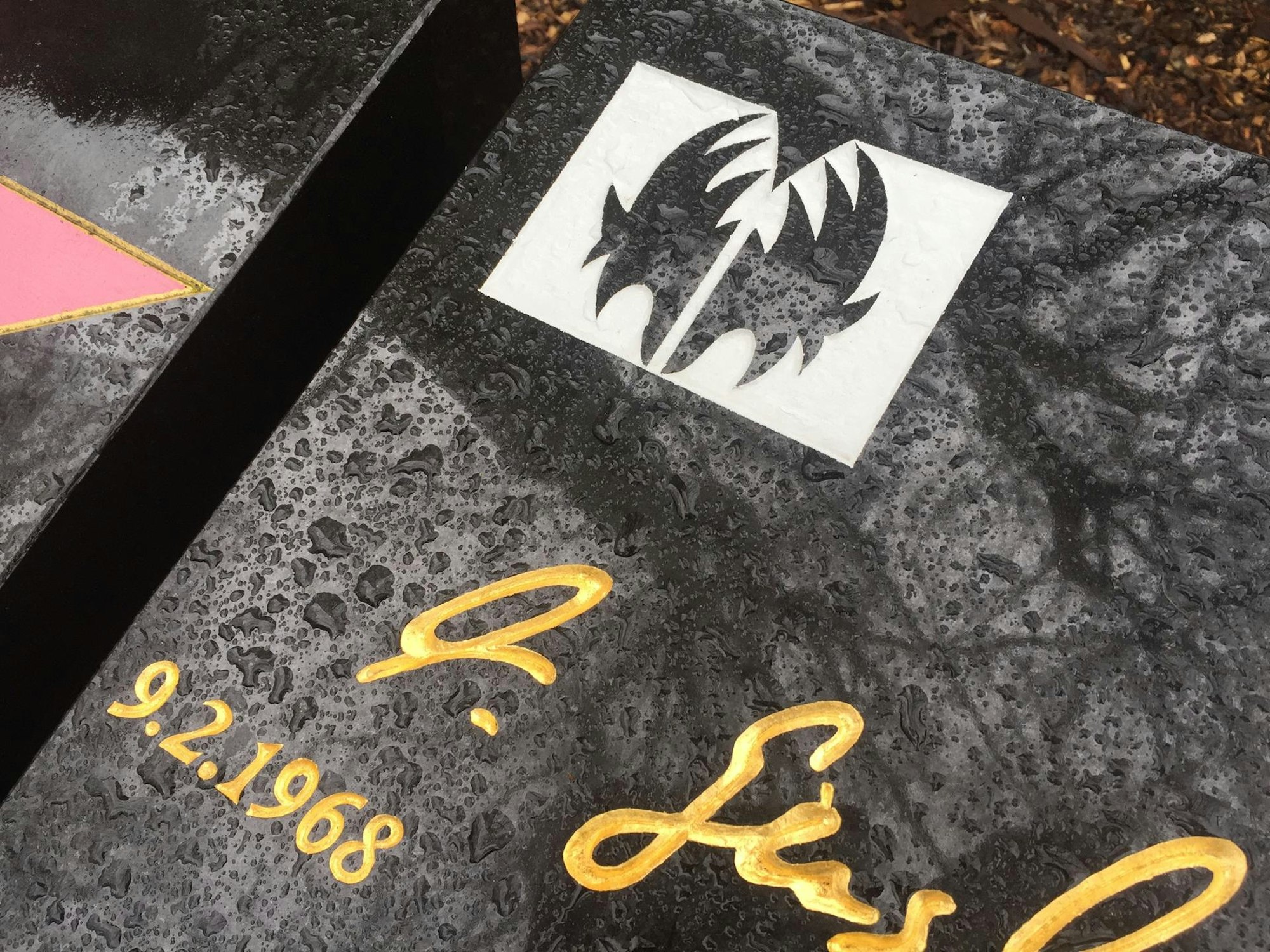 Das Symbol der Schminkmaske von Kiss-Sänger Gene Simmons