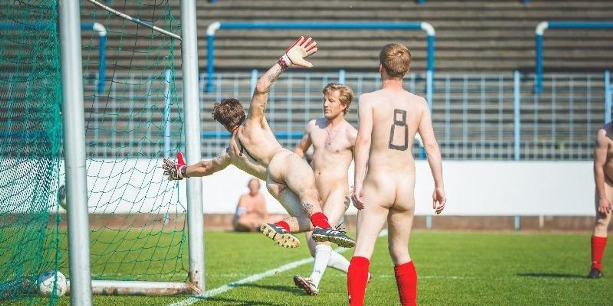nakedFussball_2
