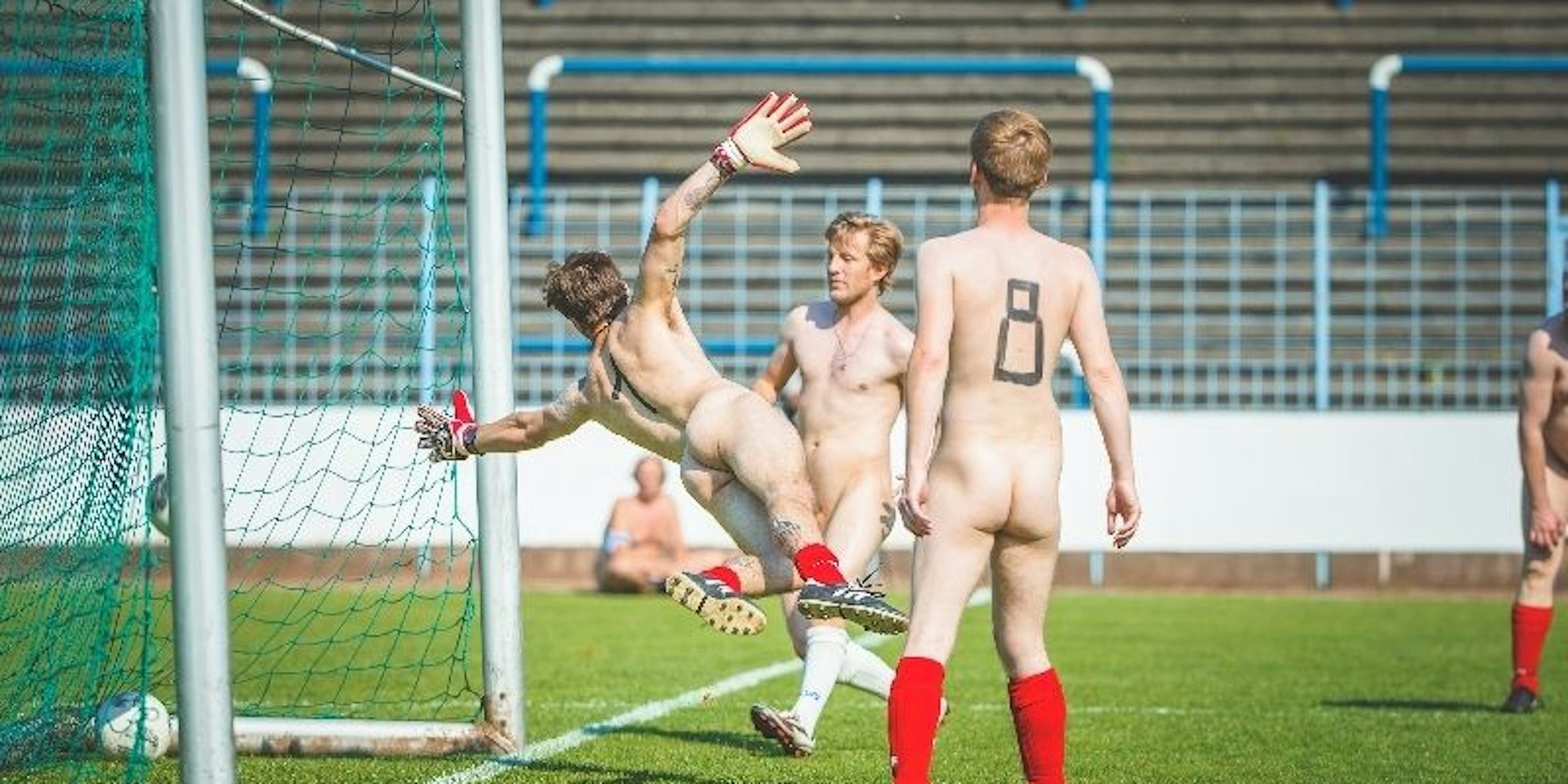nakedFussball_2