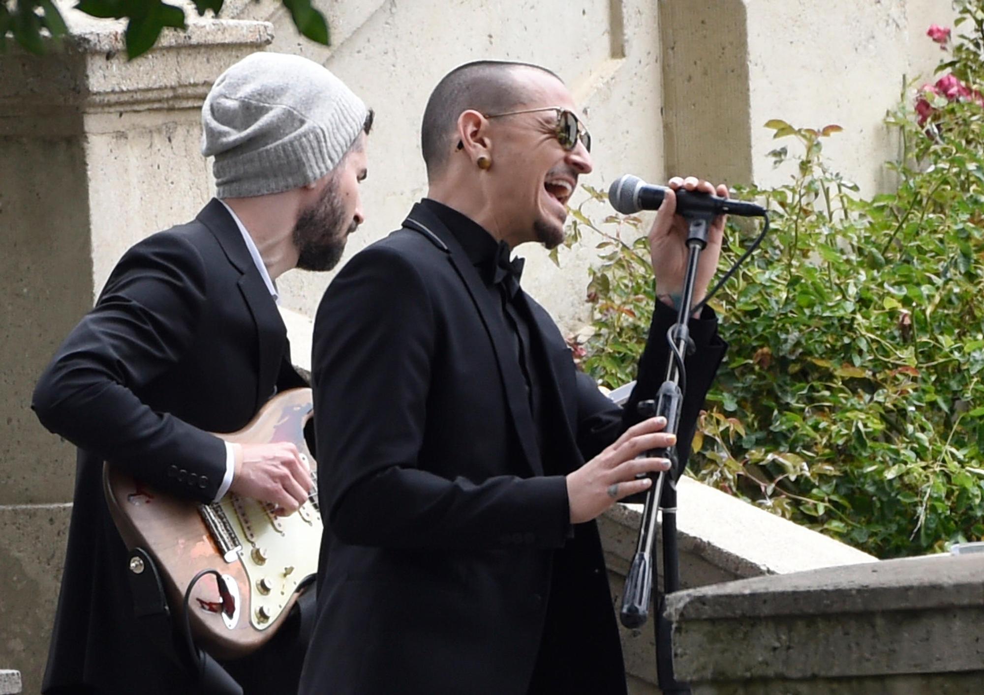 Chester Bennington singt