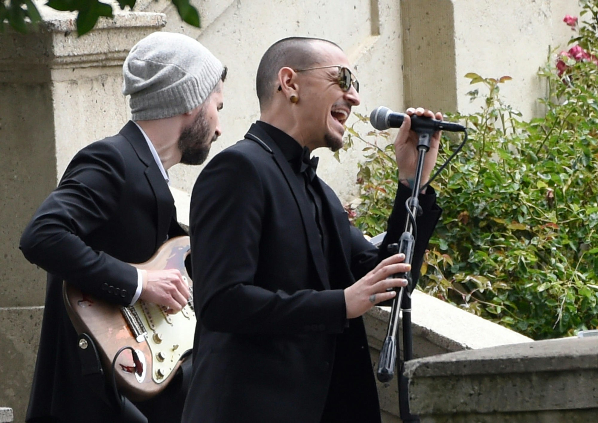 Chester Bennington singt