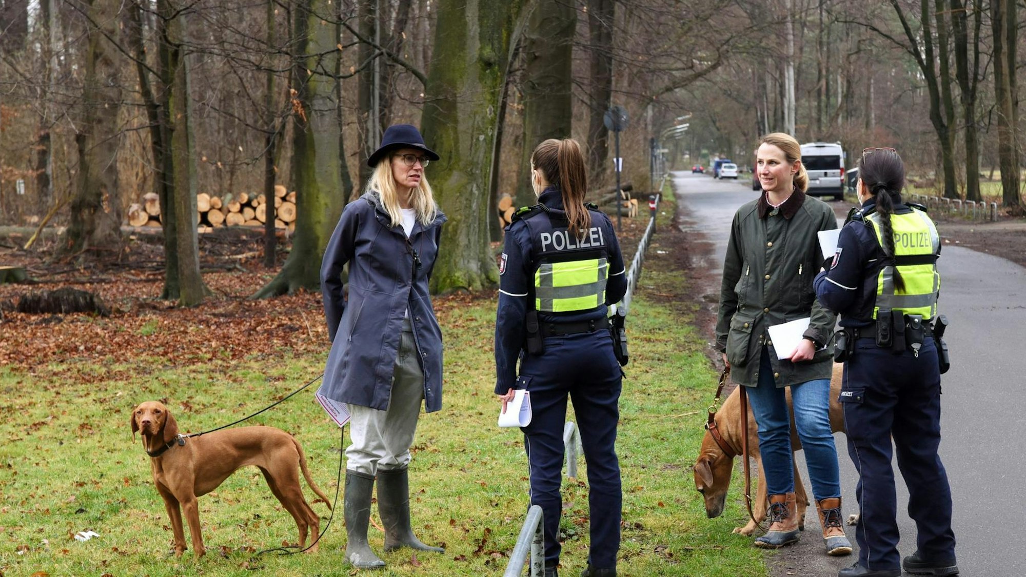 Polizisten befragen zwei Hundehalterinnen