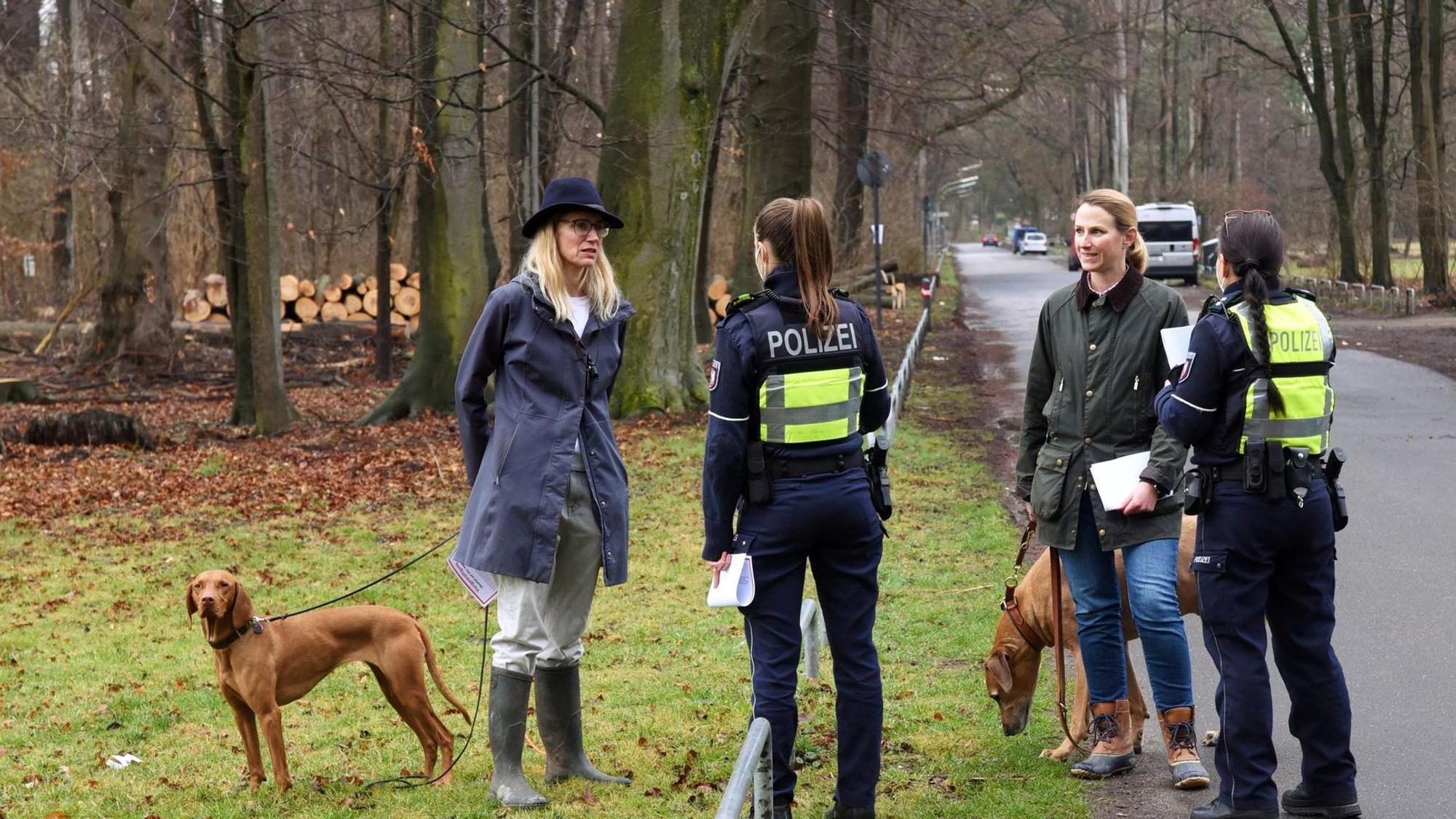 Polizisten befragen zwei Hundehalterinnen