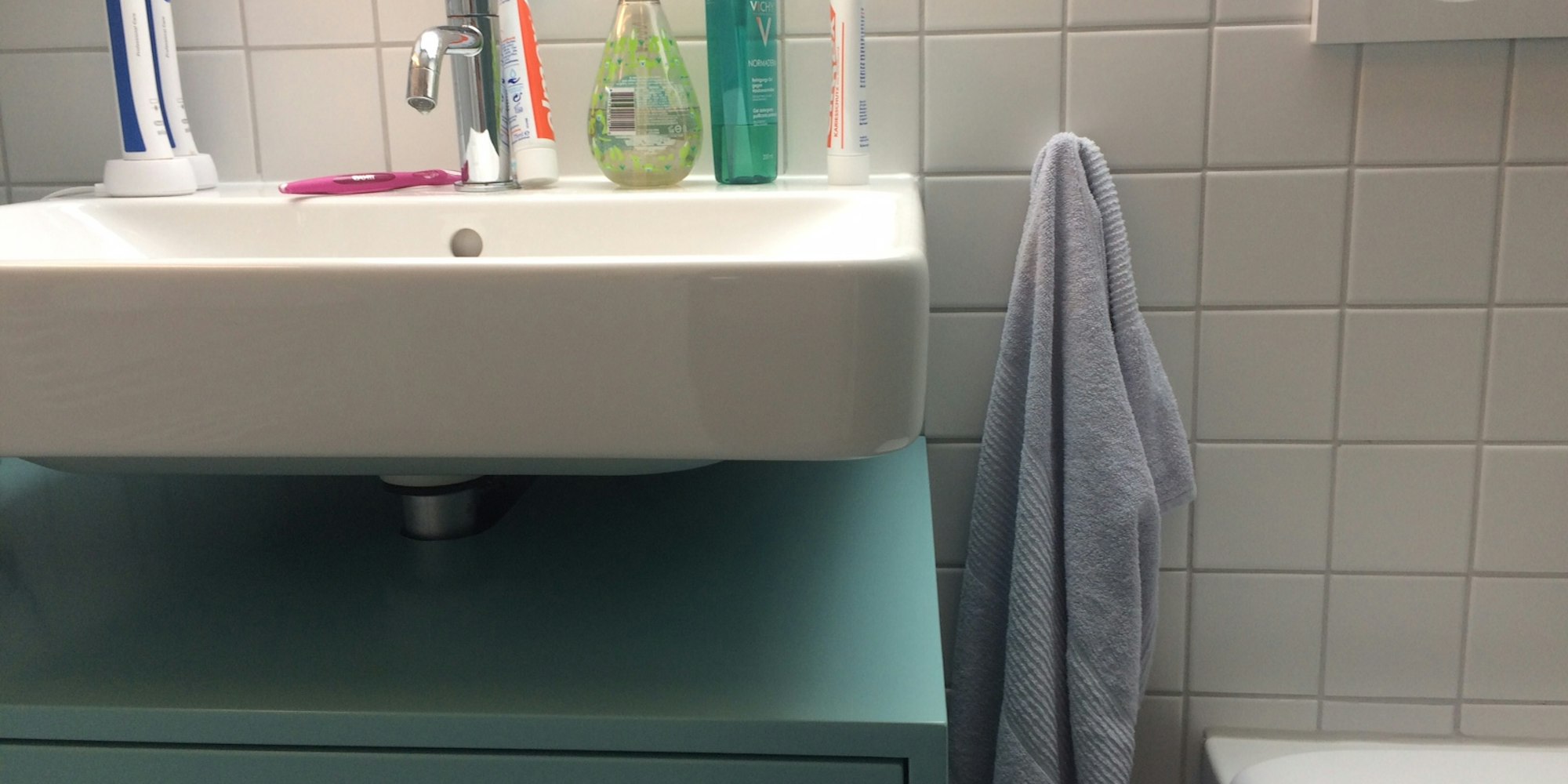 Ein Handtuch hängt in einem Badezimmer