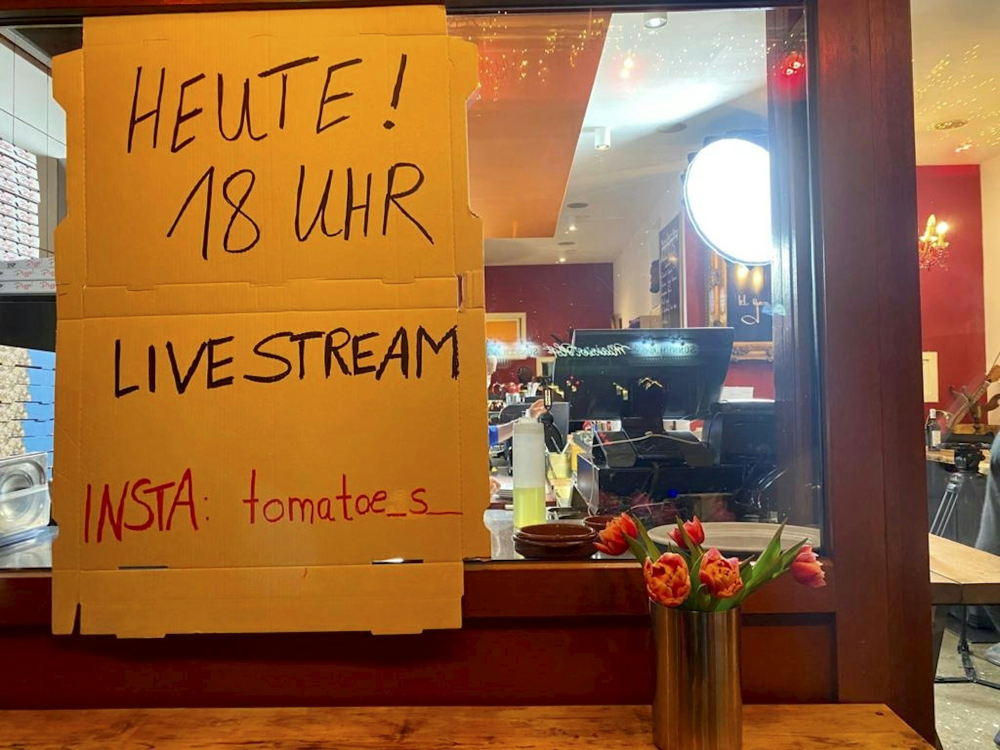 Ein Schild weist darauf hin, dass man per Zoom bestellen kann.