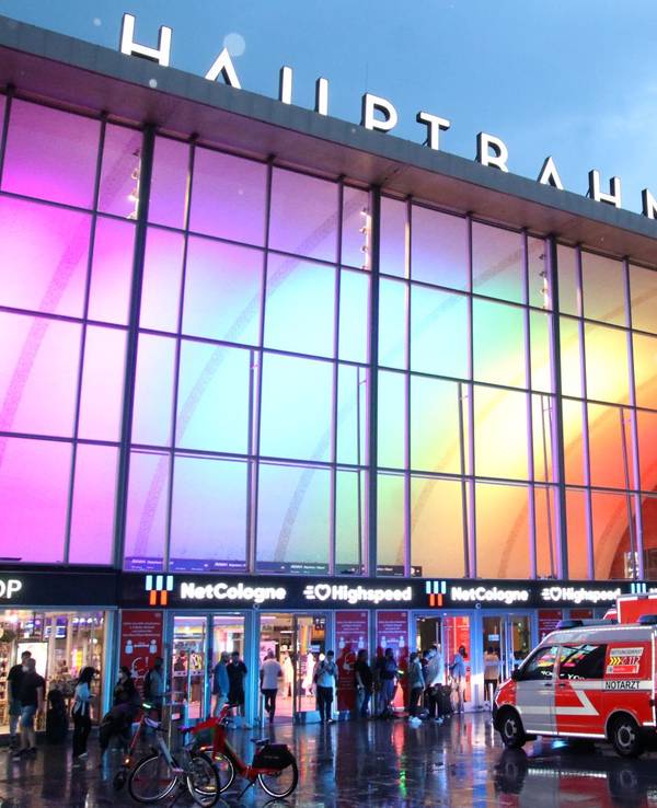 Zwei Rettungswagen und ein Notarztfahrzeug stehen vor dem Kölner Hauptbahnhof.