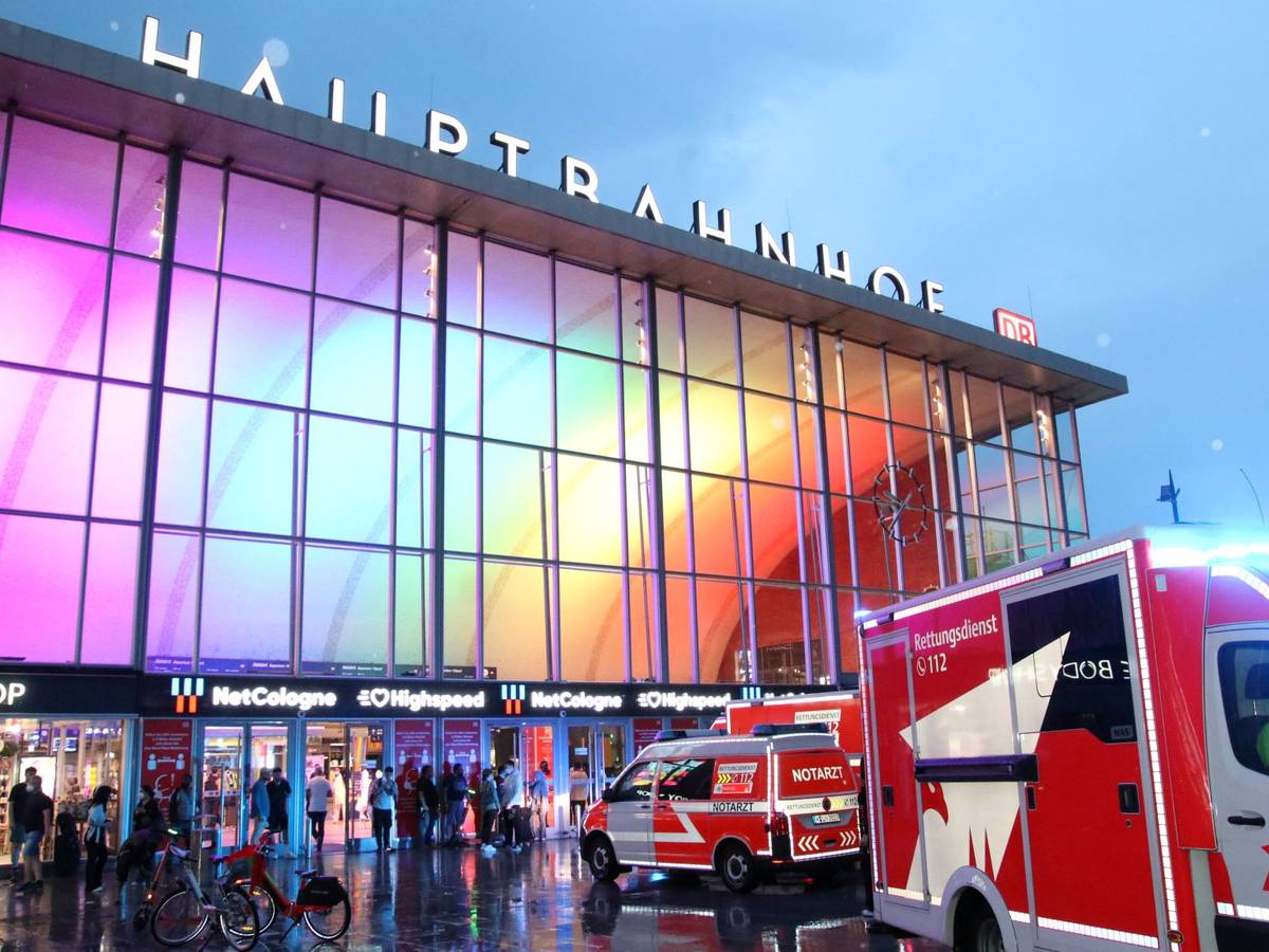 Zwei Rettungswagen und ein Notarztfahrzeug stehen vor dem Kölner Hauptbahnhof.