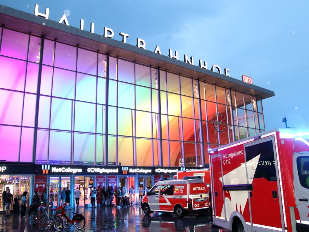 Zwei Rettungswagen und ein Notarztfahrzeug stehen vor dem Kölner Hauptbahnhof.