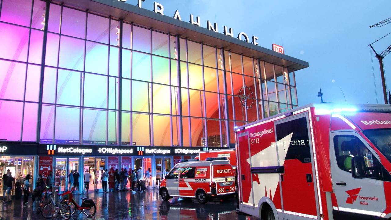 Zwei Rettungswagen und ein Notarztfahrzeug stehen vor dem Kölner Hauptbahnhof.