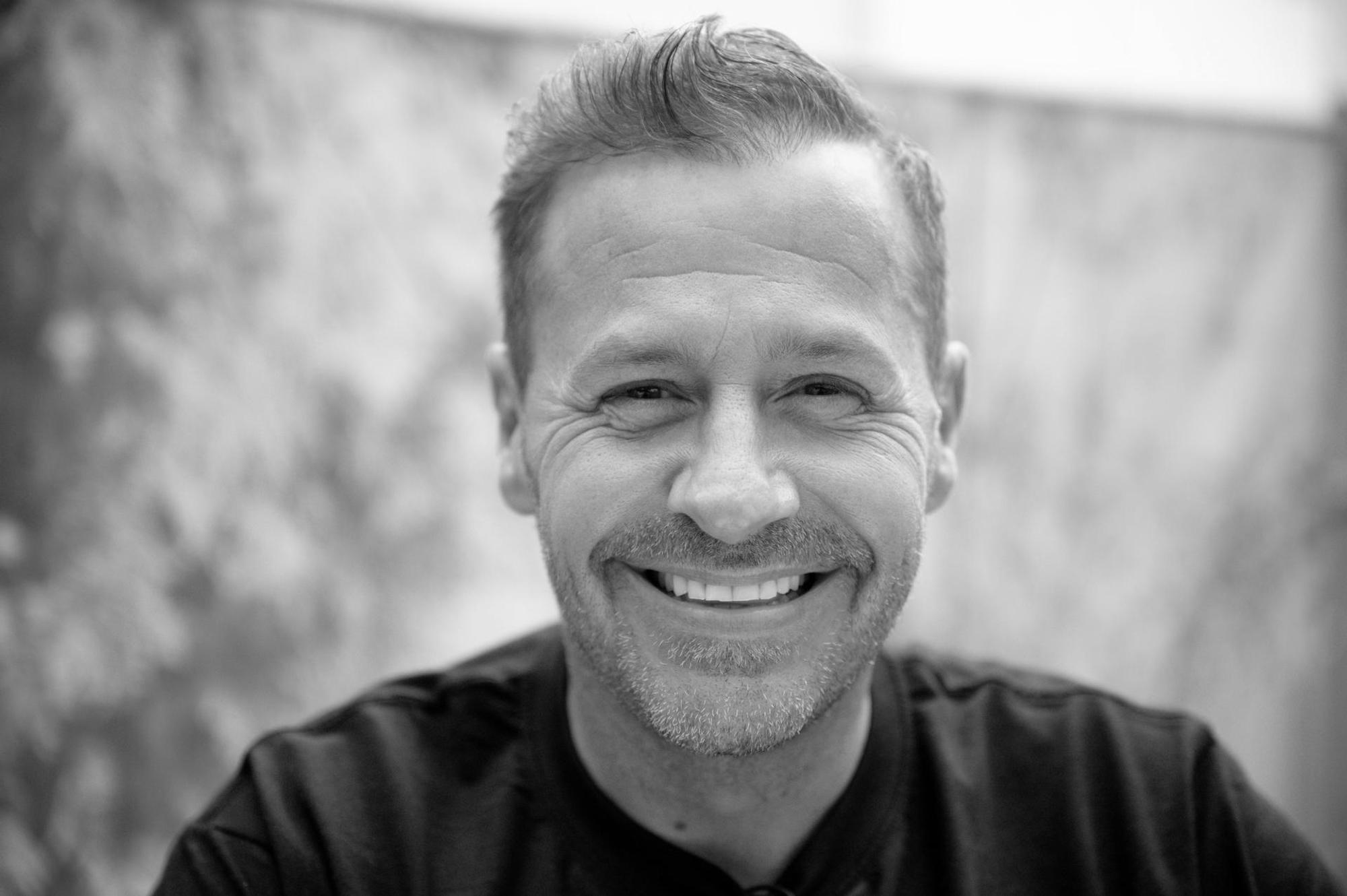 Willi Herren bei der Eröffnung seines Reibekuchentrucks in Frechen am 16.4.2021.