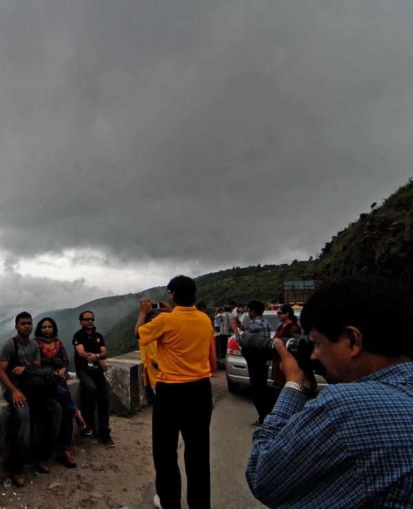 Tourists_take_pictur_31705824