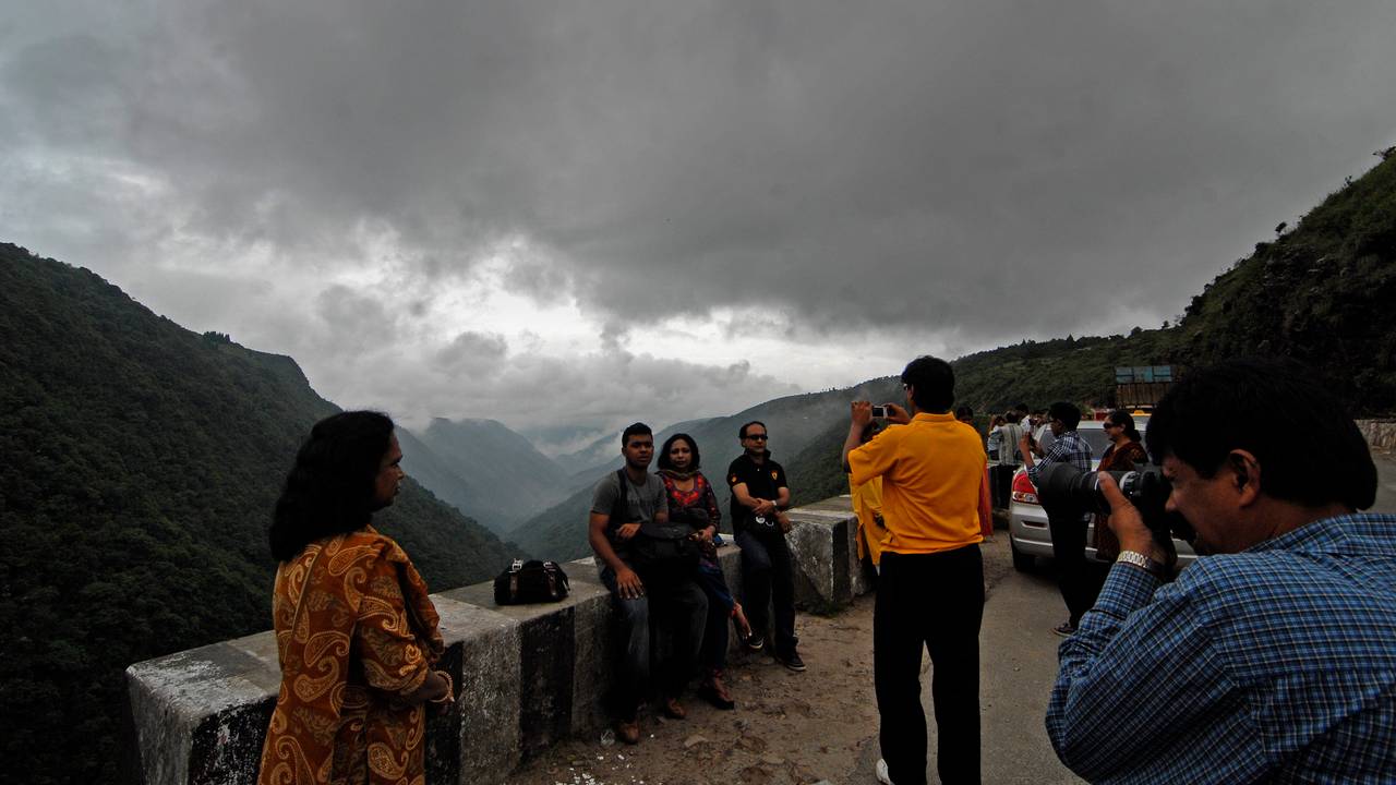 Tourists_take_pictur_31705824
