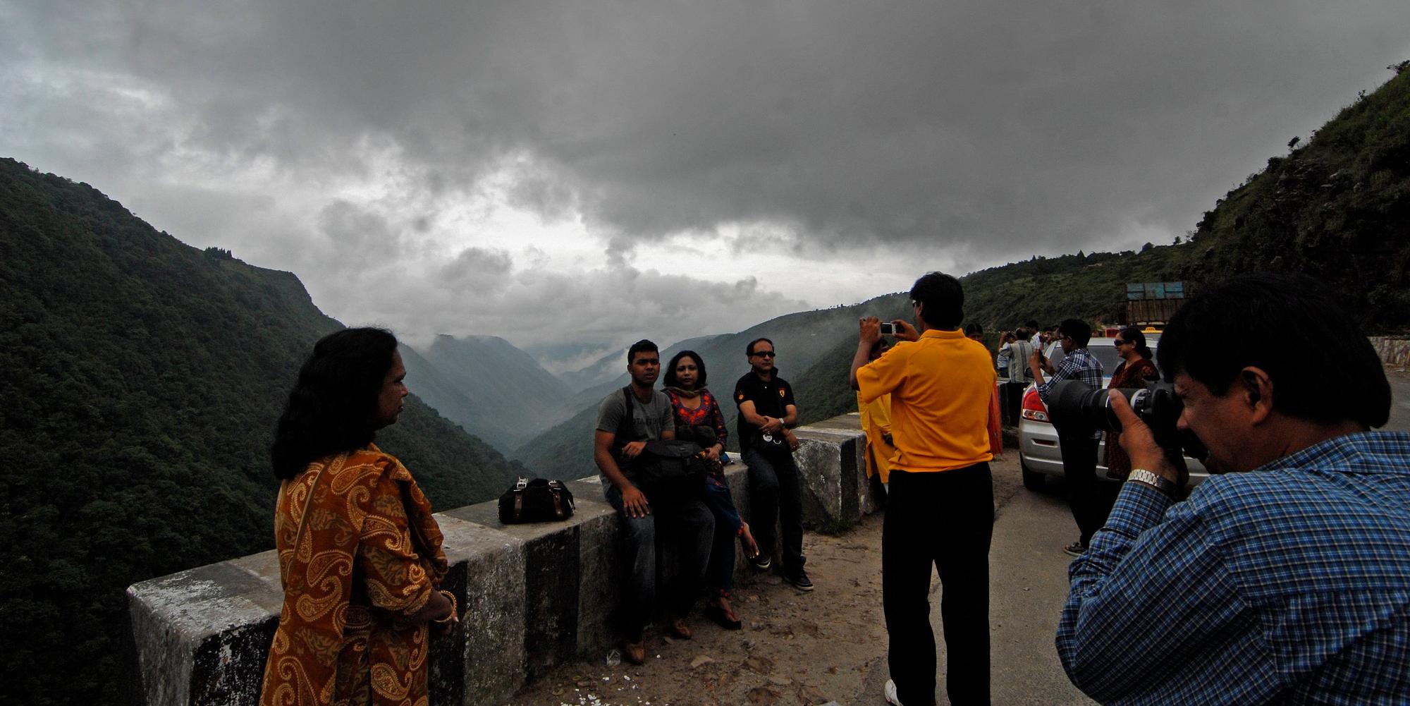 Tourists_take_pictur_31705824