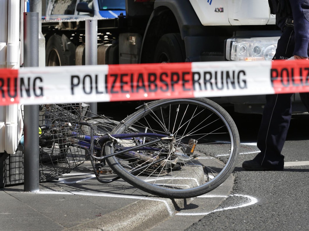 Einsatzkräfte der Polizei bei einem Fahrradunfall (Symbolfoto)