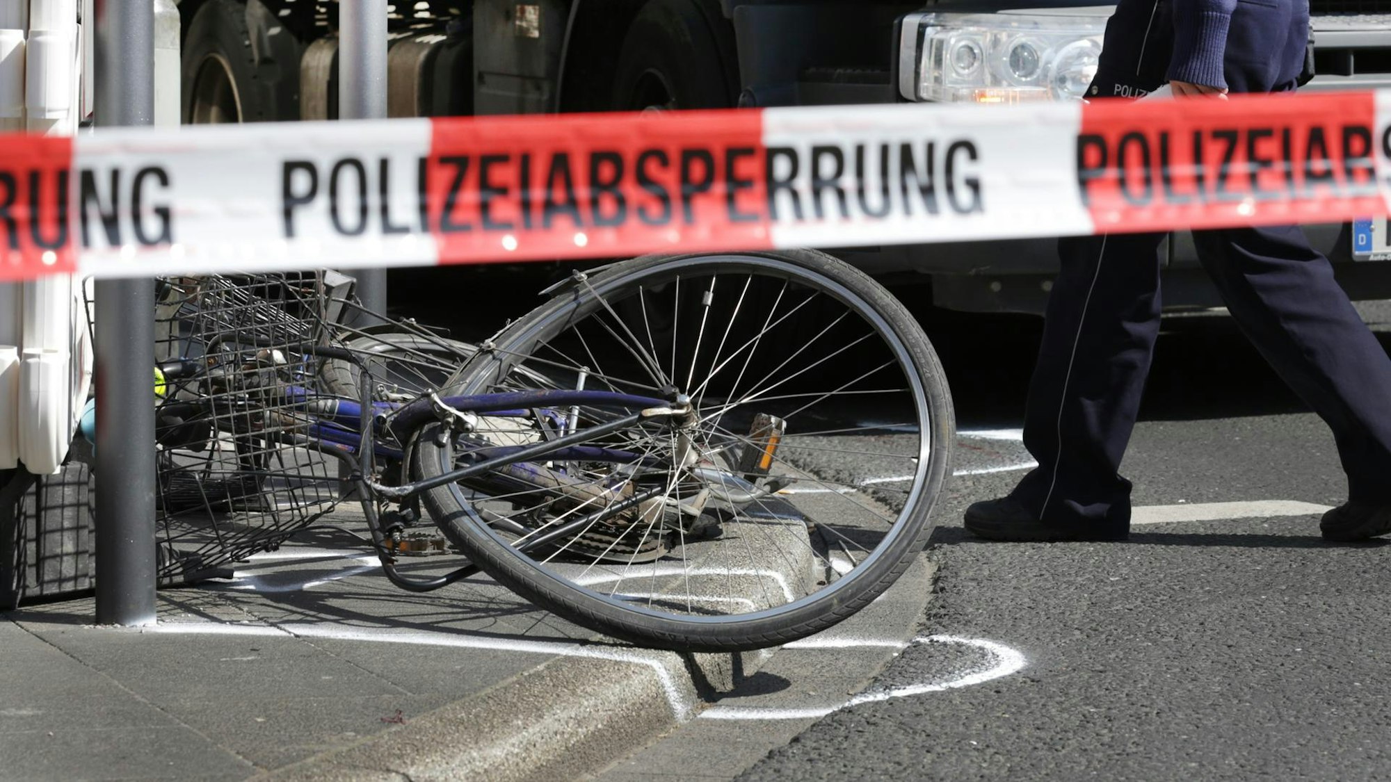 Einsatzkräfte der Polizei bei einem Fahrradunfall (Symbolfoto)