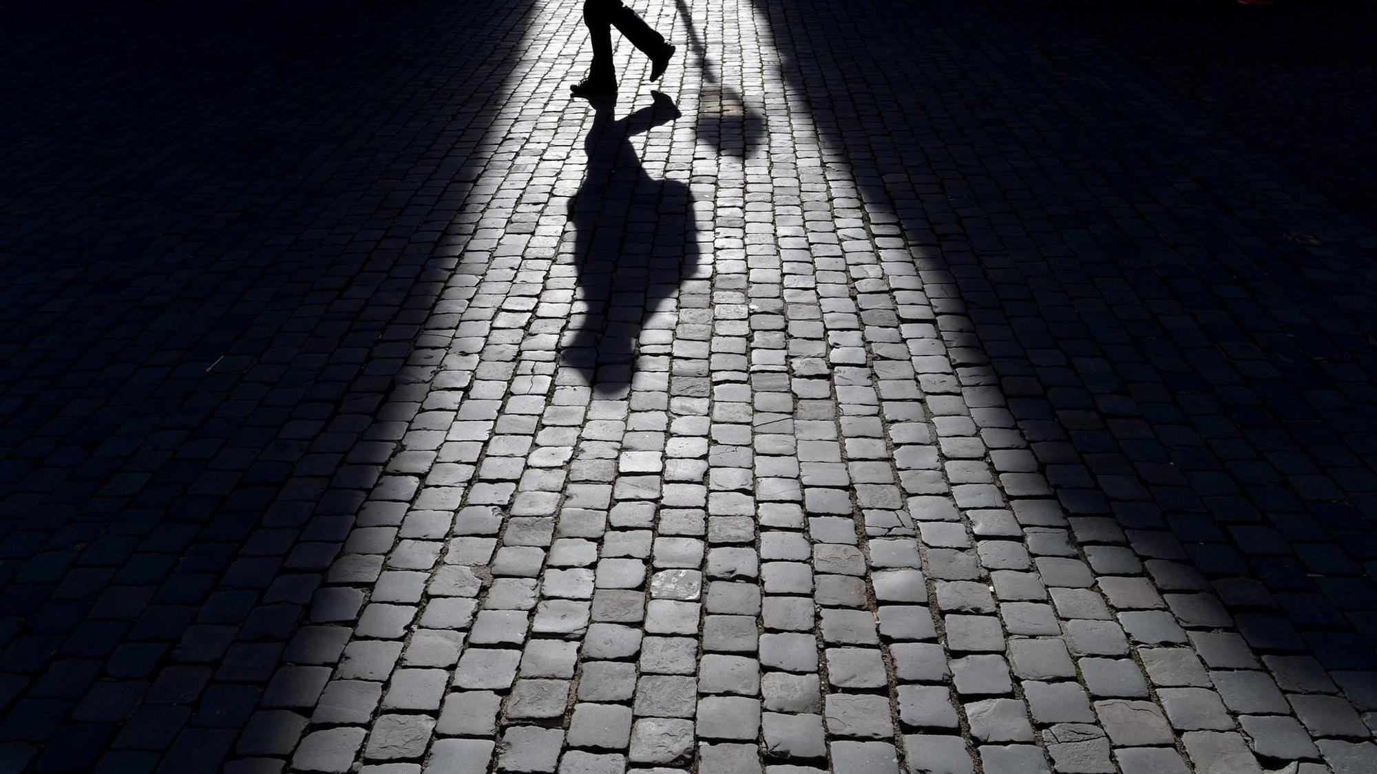 Frau in dunkler Gasse auf undatiertem Symbolfoto.