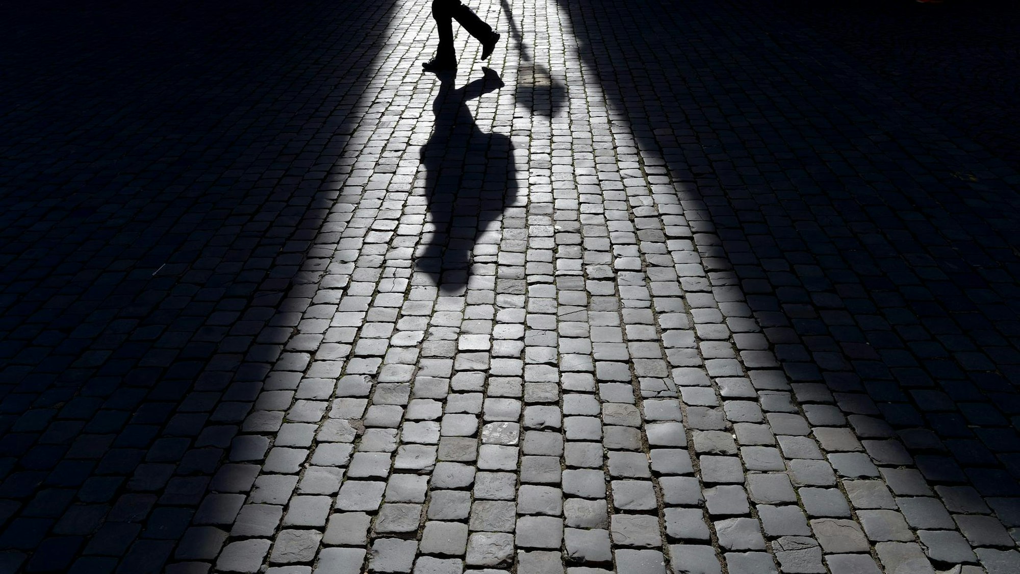 Frau in dunkler Gasse auf undatiertem Symbolfoto.