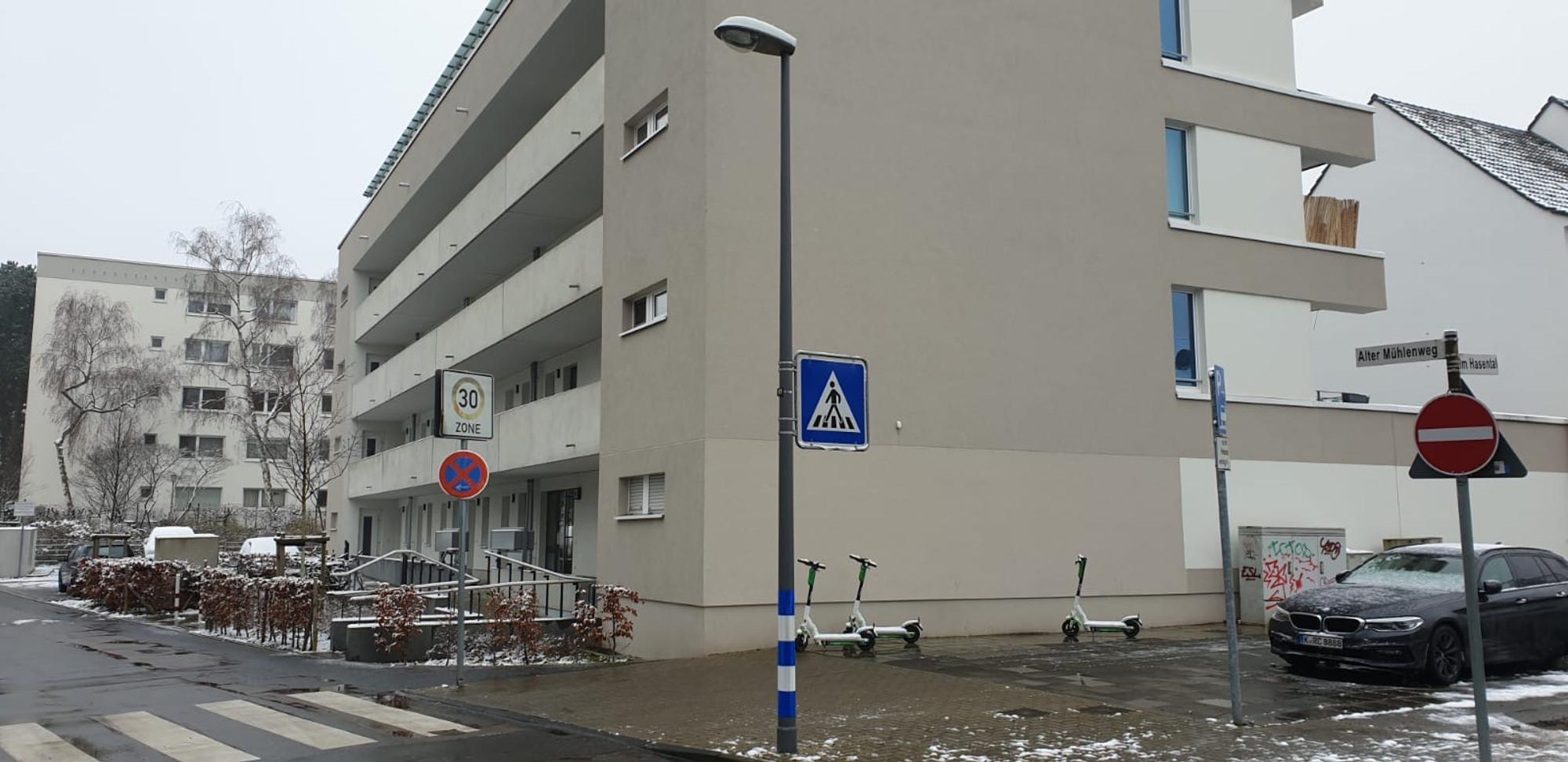 Alter Mühlenweg in Köln-Deutz: Mordkommission der Kölner Polizei ermittelt nach Balkon-Sturz.