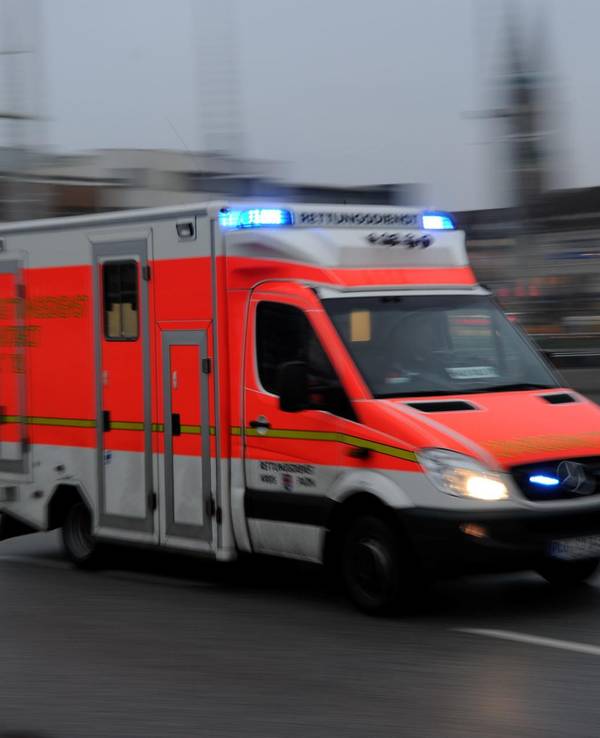 Ein Rettungswagen ist mit Blaulicht unterwegs.