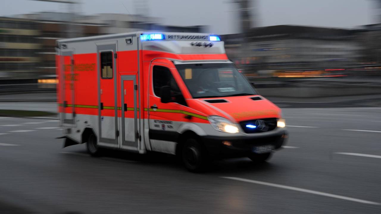 Ein Rettungswagen ist mit Blaulicht unterwegs.