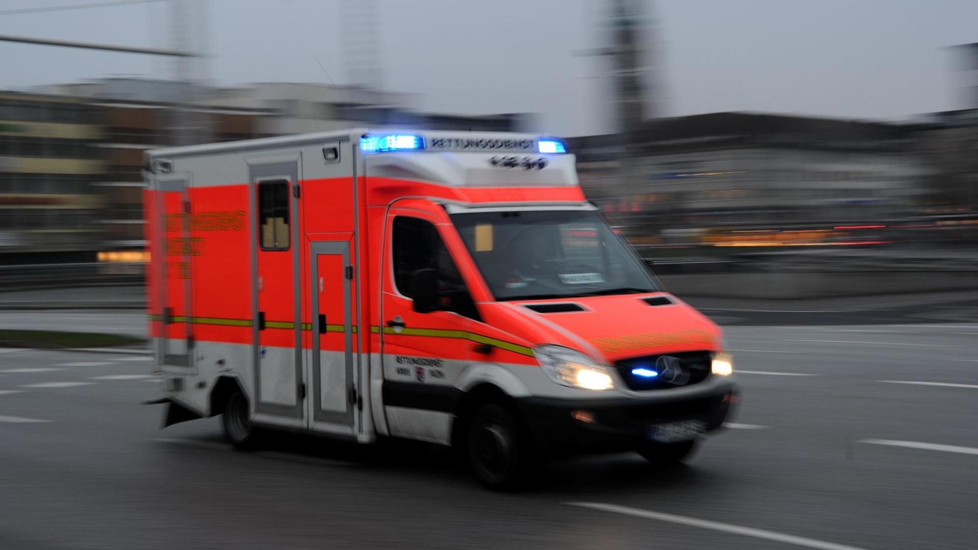 Ein Rettungswagen ist mit Blaulicht unterwegs.