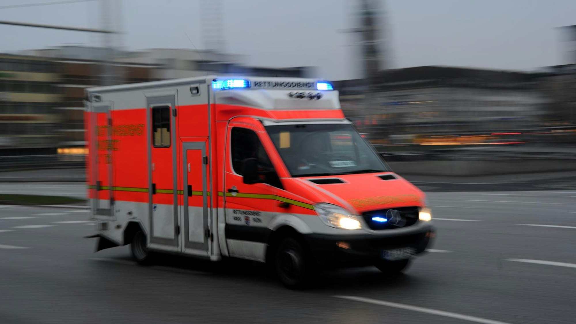 Ein Rettungswagen ist mit Blaulicht unterwegs.