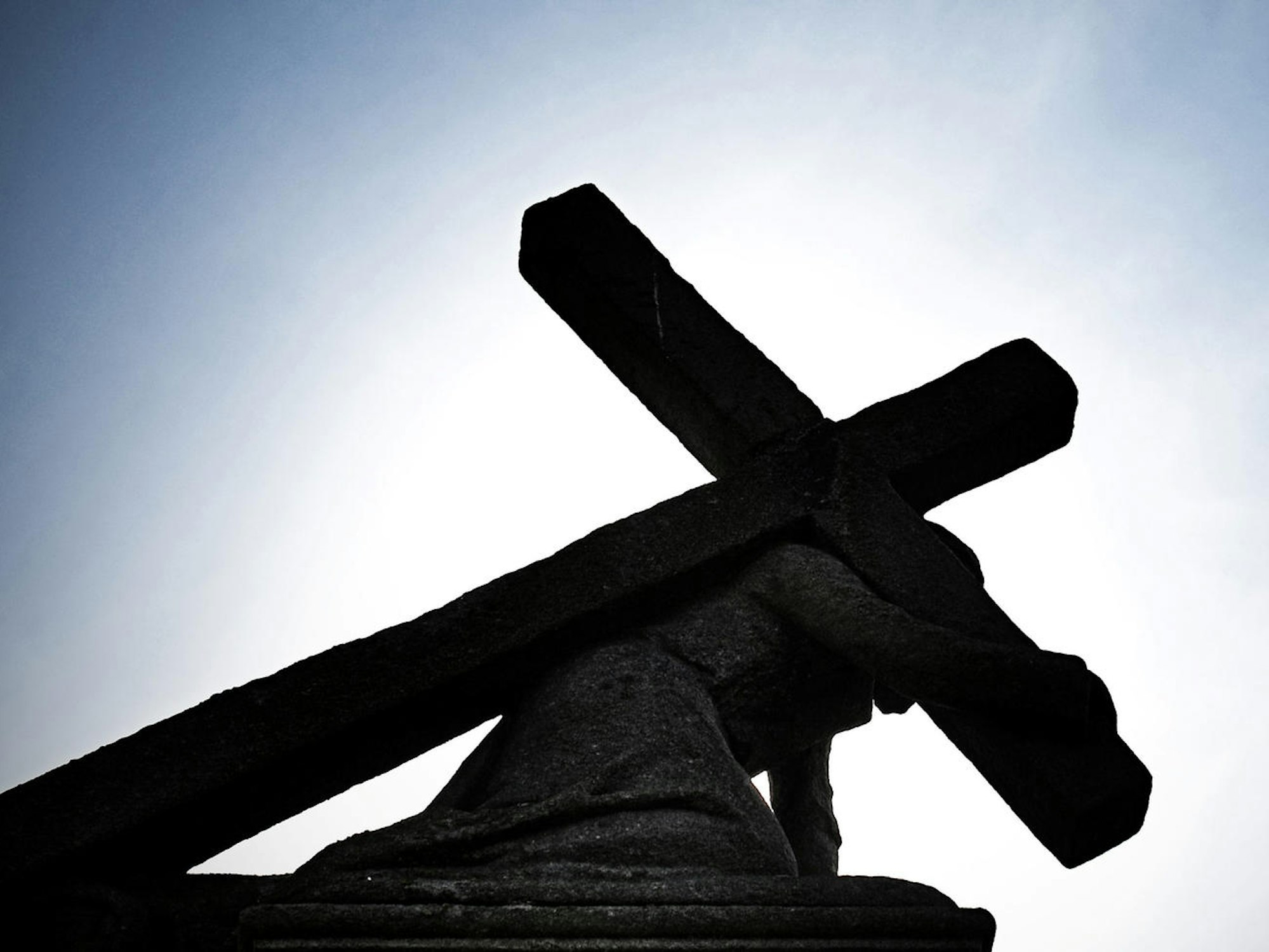Eine Silhouette eines Kreuzes.