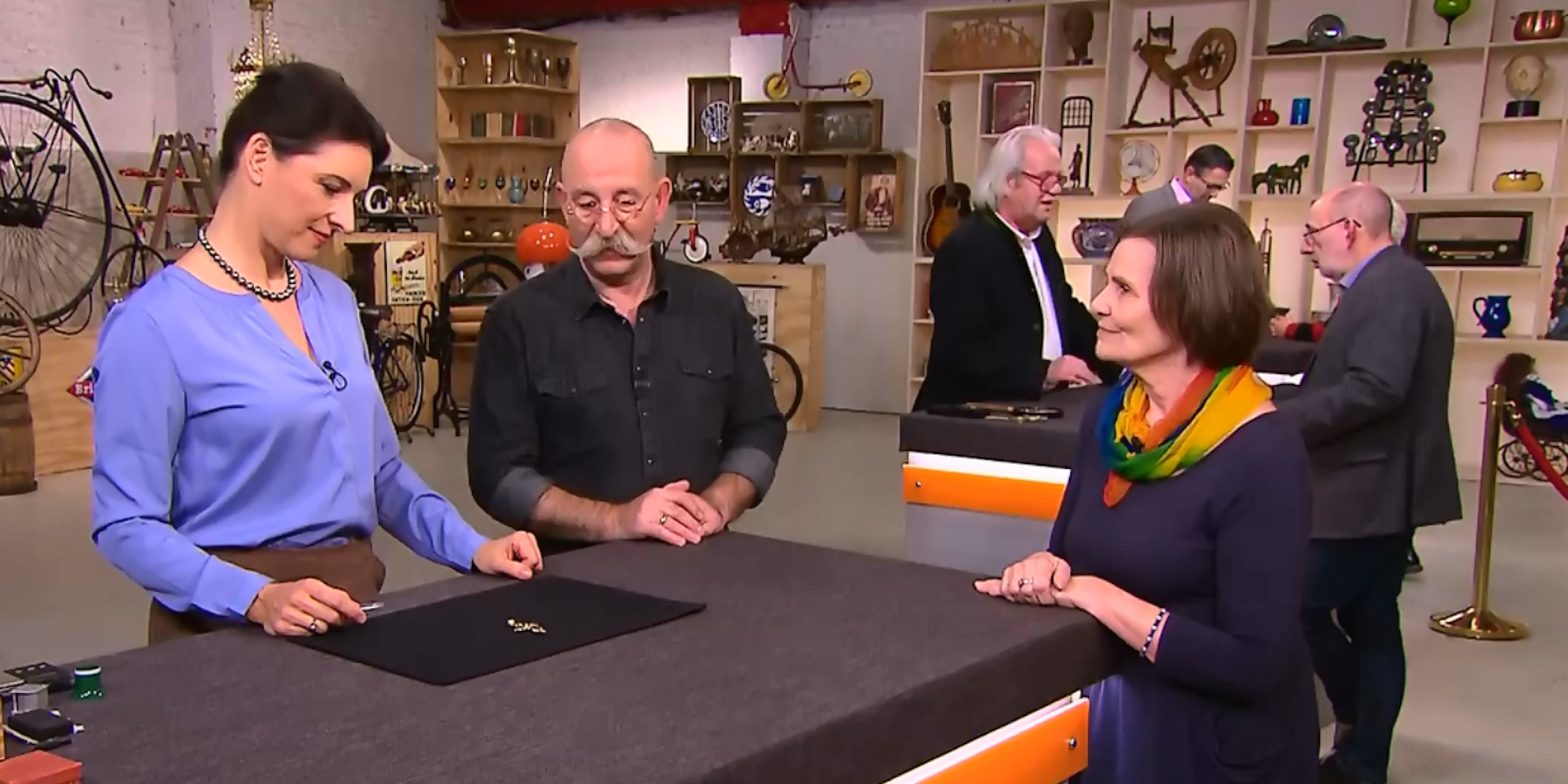 Drei an einem Tisch, Kreuz, Bares für Rares