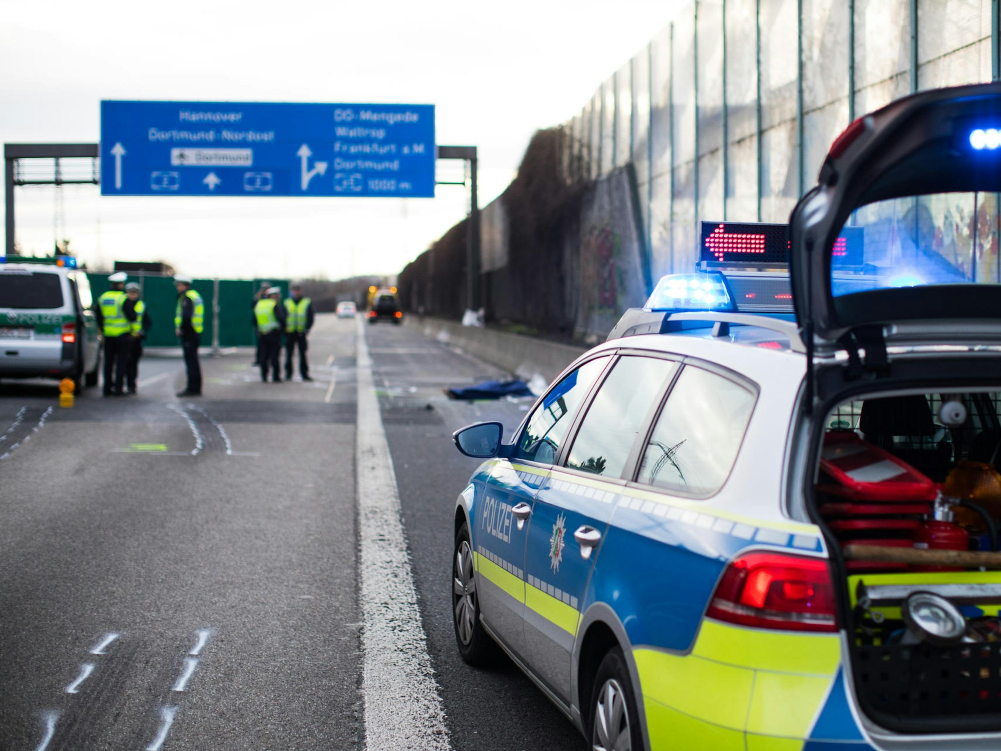 Auto der Polizei steht auf der Autobahn.