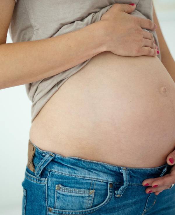 Babybauch (hier ein Symbolbild von 2021): Eine Elfjährige aus NRW hat jetzt einen Säugling entbunden.