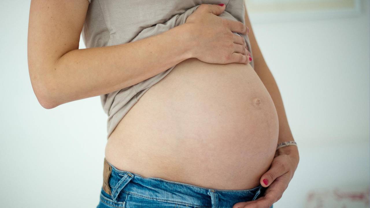 Babybauch (hier ein Symbolbild von 2021): Eine Elfjährige aus NRW hat jetzt einen Säugling entbunden.