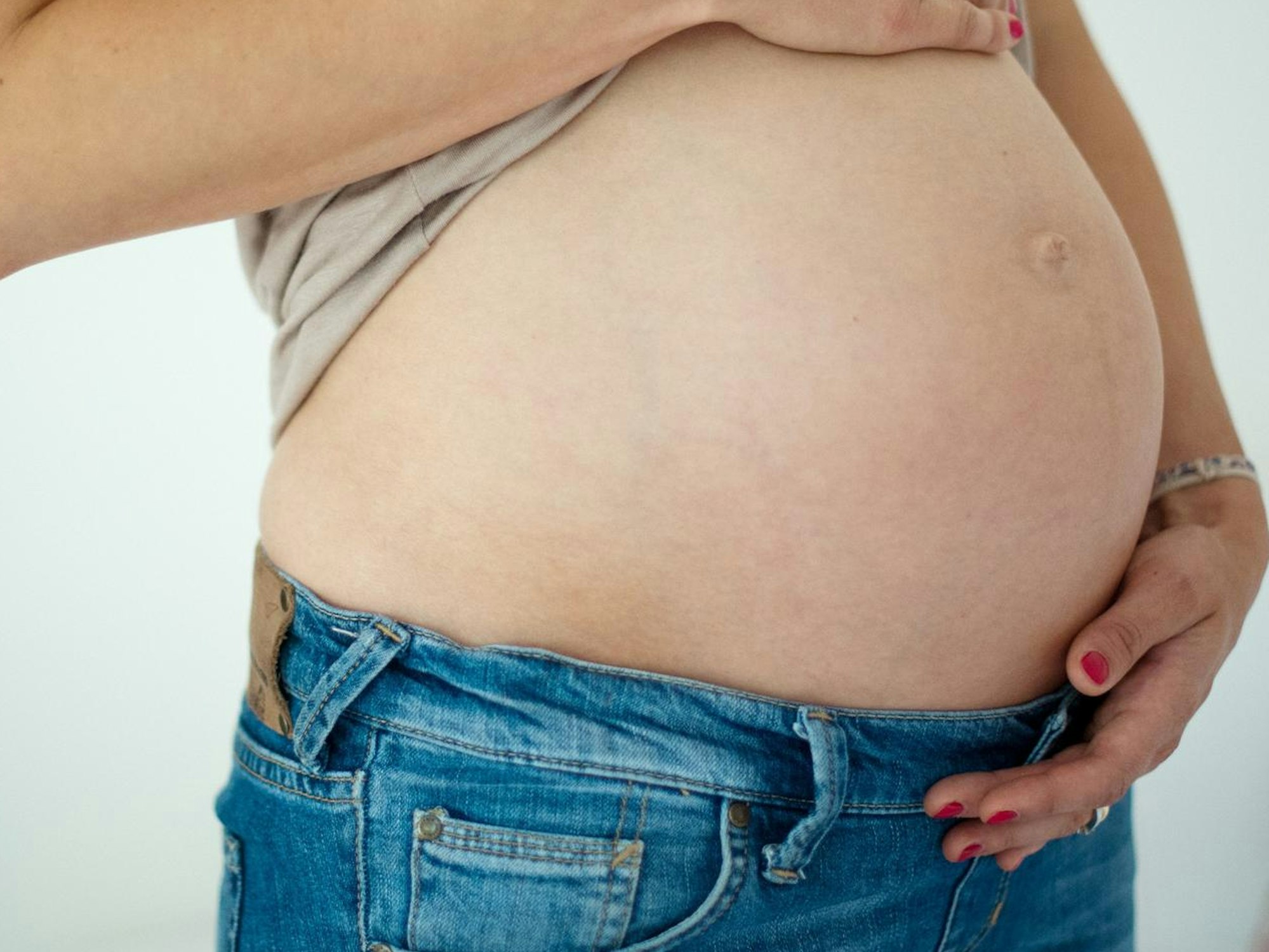 Babybauch (hier ein Symbolbild von 2021): Eine Elfjährige aus NRW hat jetzt einen Säugling entbunden.