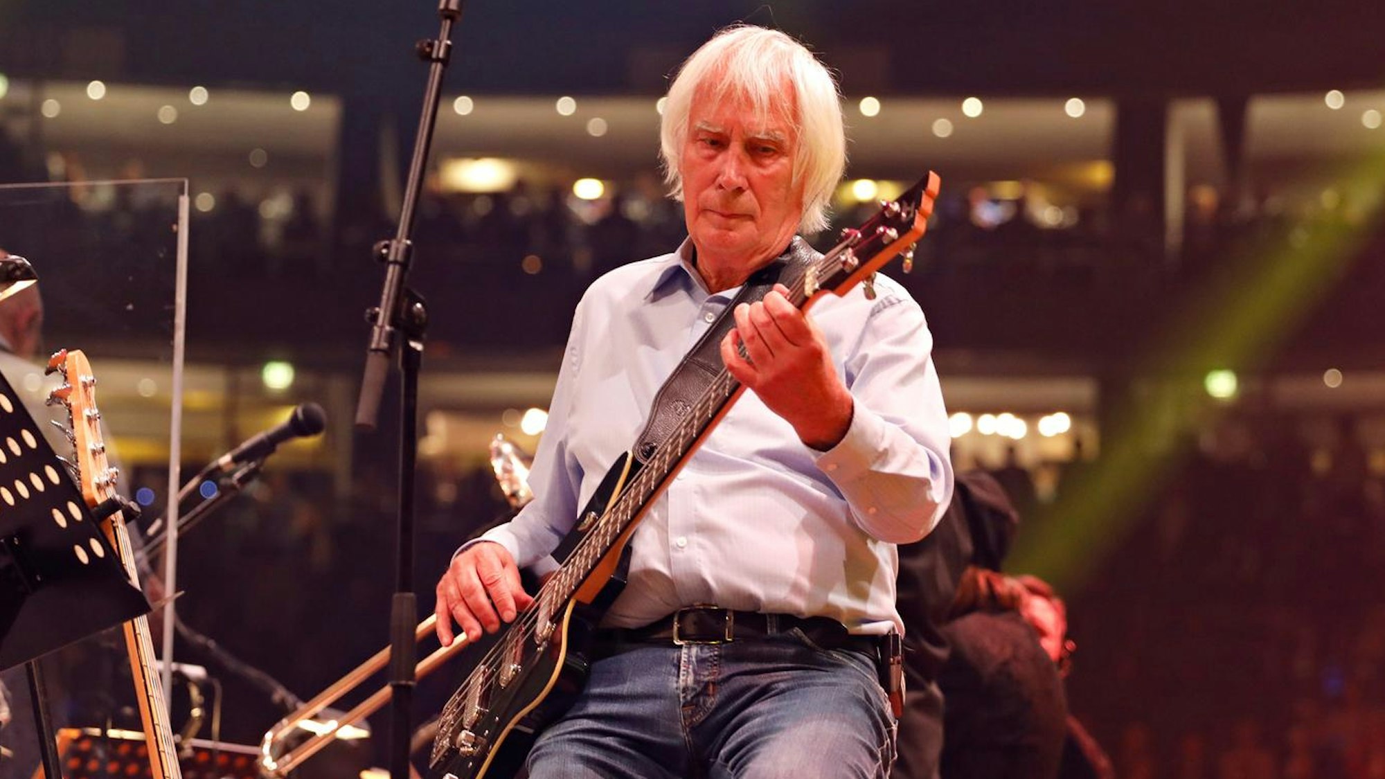 Hartmut Priess spielt am Bass