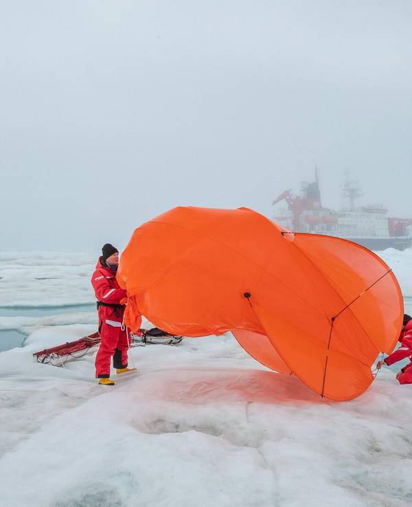 Eisnbrecher Polarstern: Das Schiff ist in der Arktis unterwegs. Unser Symbol-Foto zeigt einen Fesselballon und das Schiff im Jahr 2021.