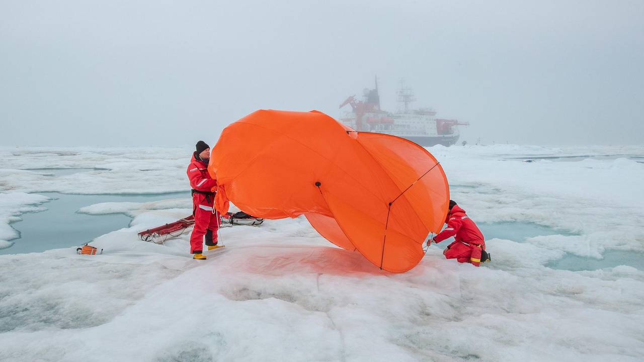 Eisnbrecher Polarstern: Das Schiff ist in der Arktis unterwegs. Unser Symbol-Foto zeigt einen Fesselballon und das Schiff im Jahr 2021.