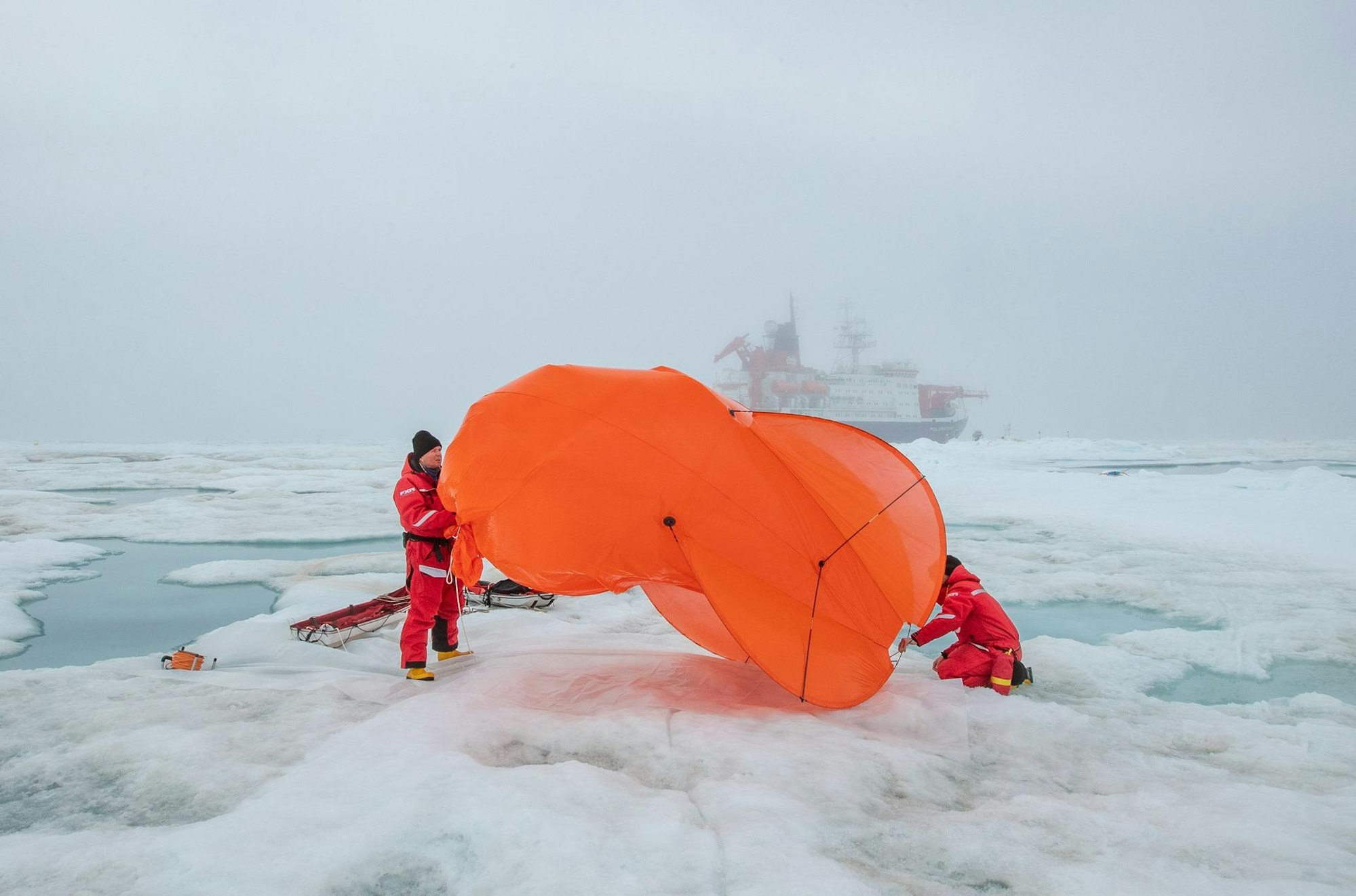 Eisnbrecher Polarstern: Das Schiff ist in der Arktis unterwegs. Unser Symbol-Foto zeigt einen Fesselballon und das Schiff im Jahr 2021.
