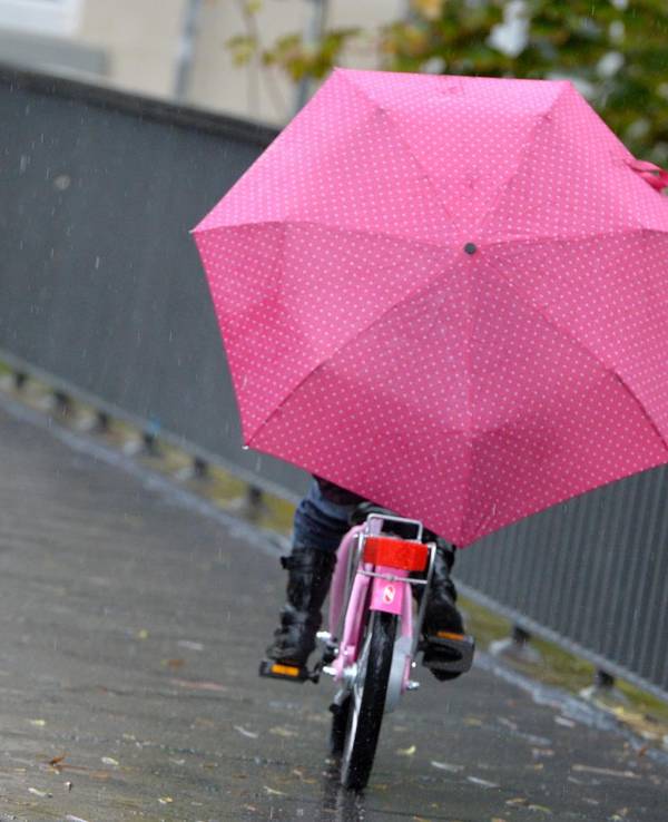 Kind_Regenschirm_Fahrrad