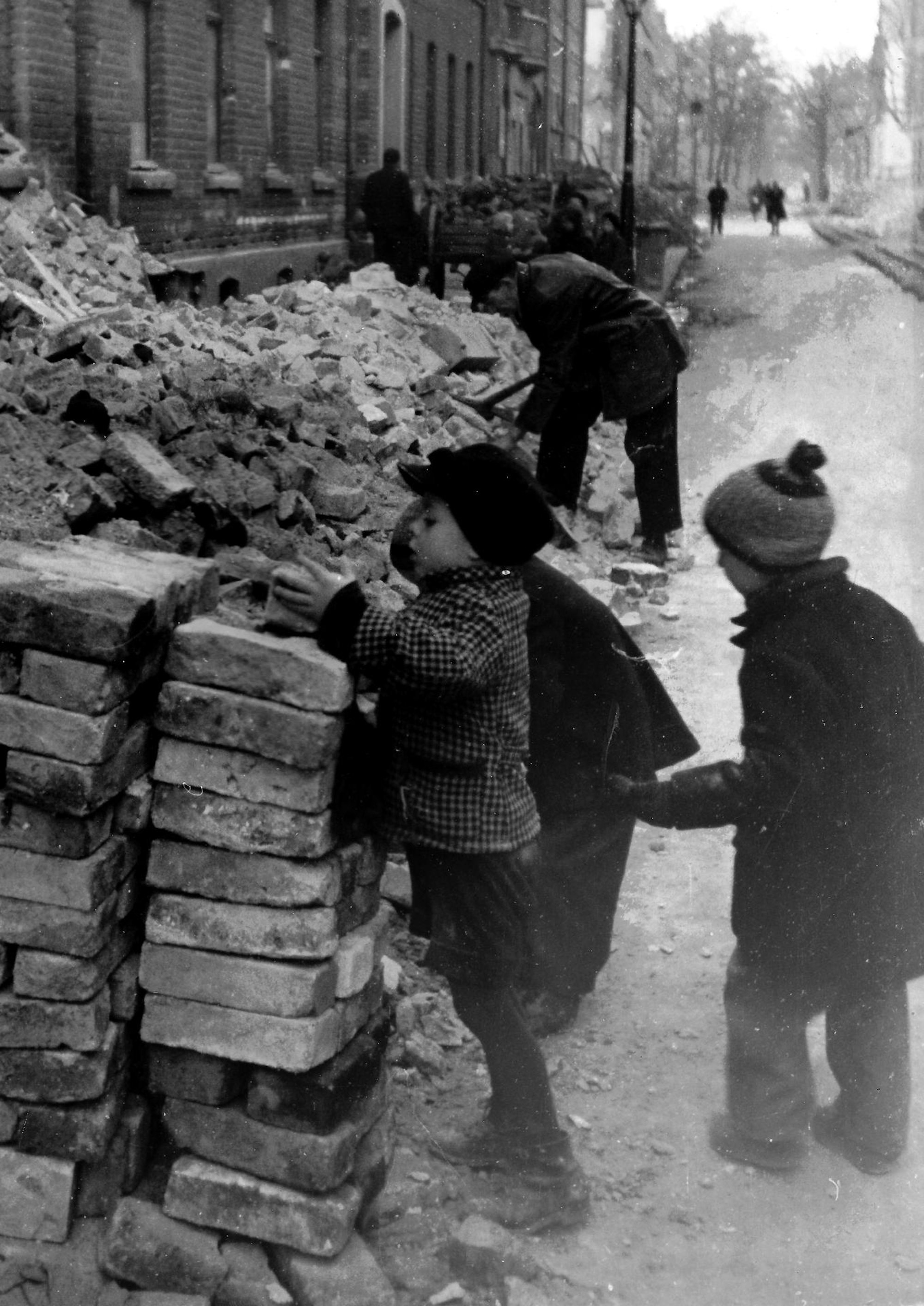 Reinold Louis als Kind bei der Trümmerbeseitigung