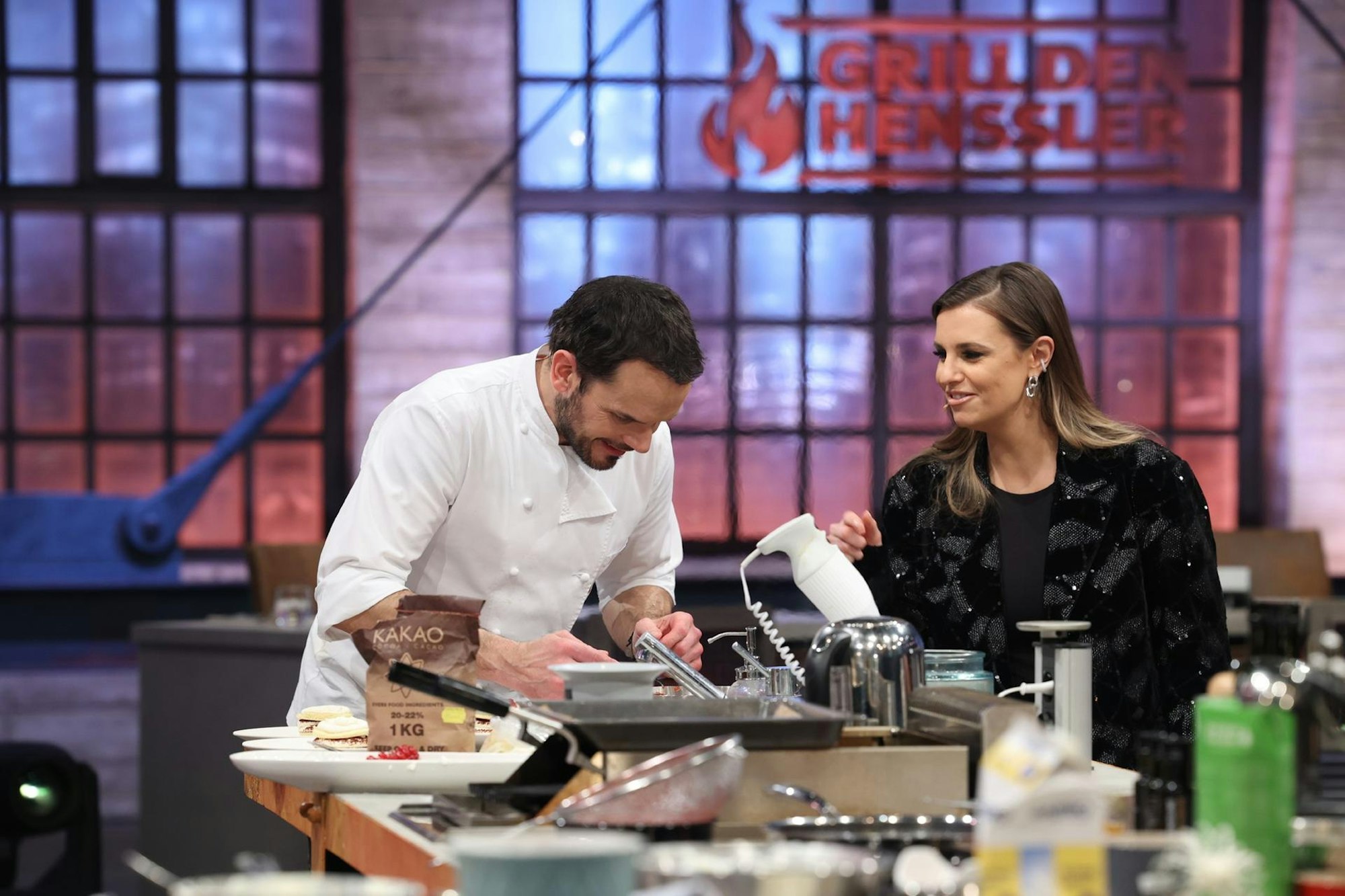 Steffen Henssler und Laura Wontorra bei „Grill den Henssler”