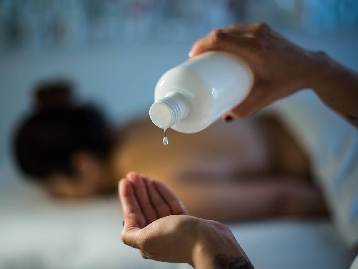 Massage in einer Praxis mit Massage-Öl