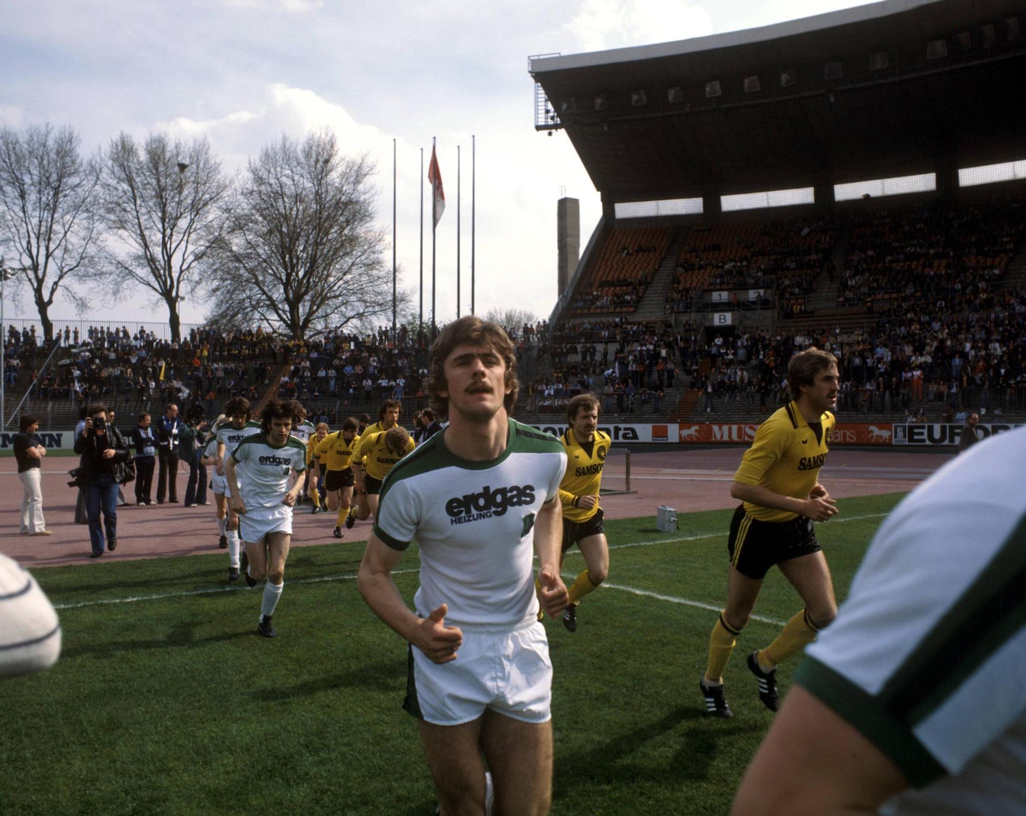 gladbach_spieler_kommen_auf_den_platz