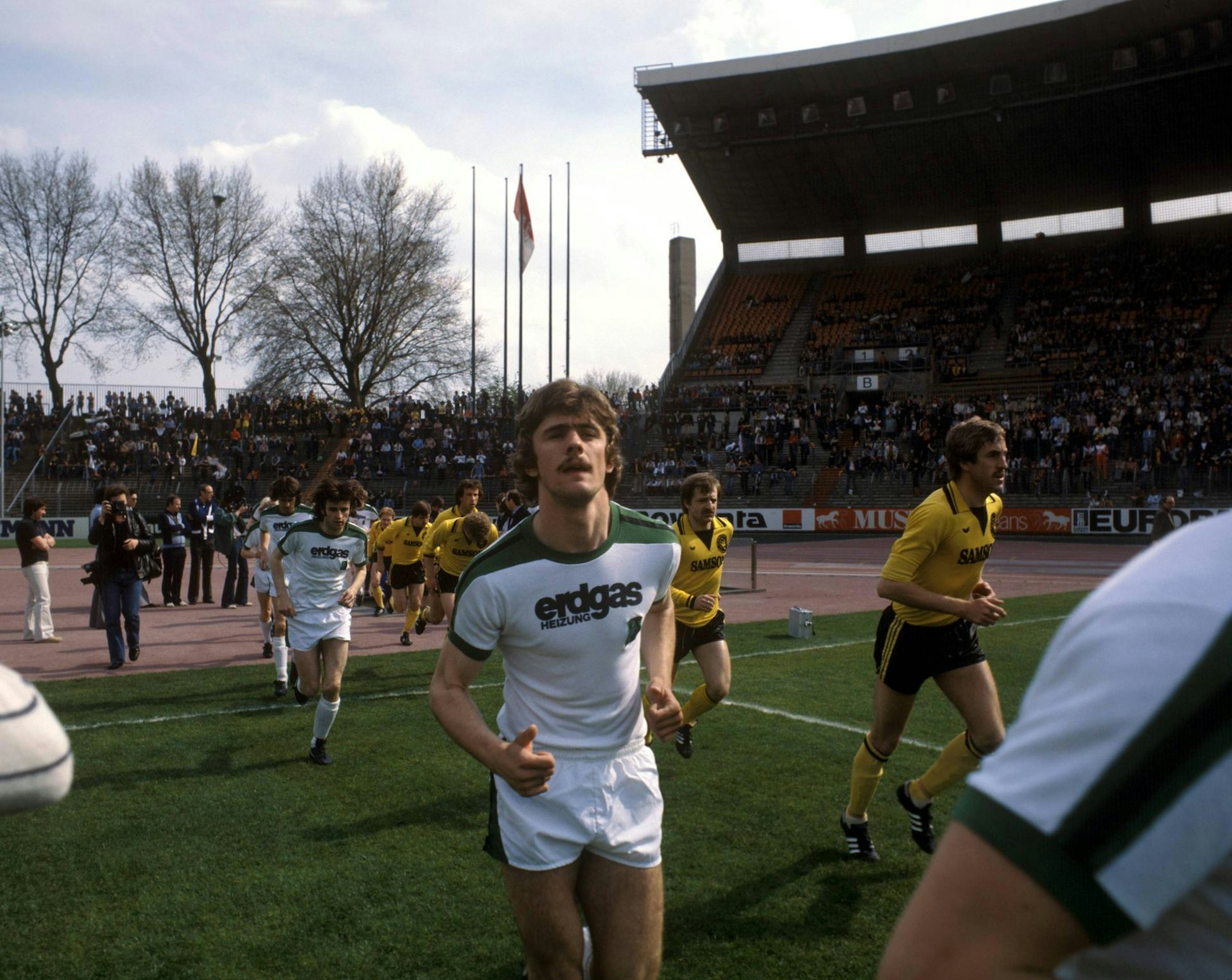 gladbach_spieler_kommen_auf_den_platz